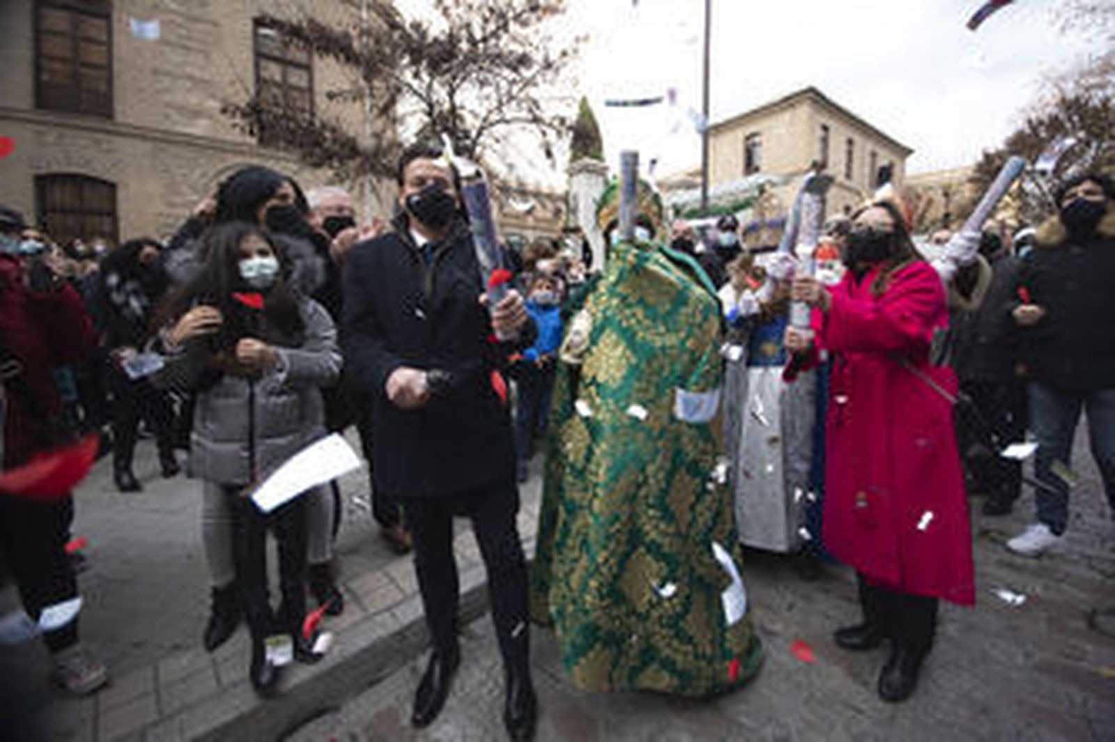 Fotos: así ha sido el recorrido en autobús de los Reyes Magos por Granada