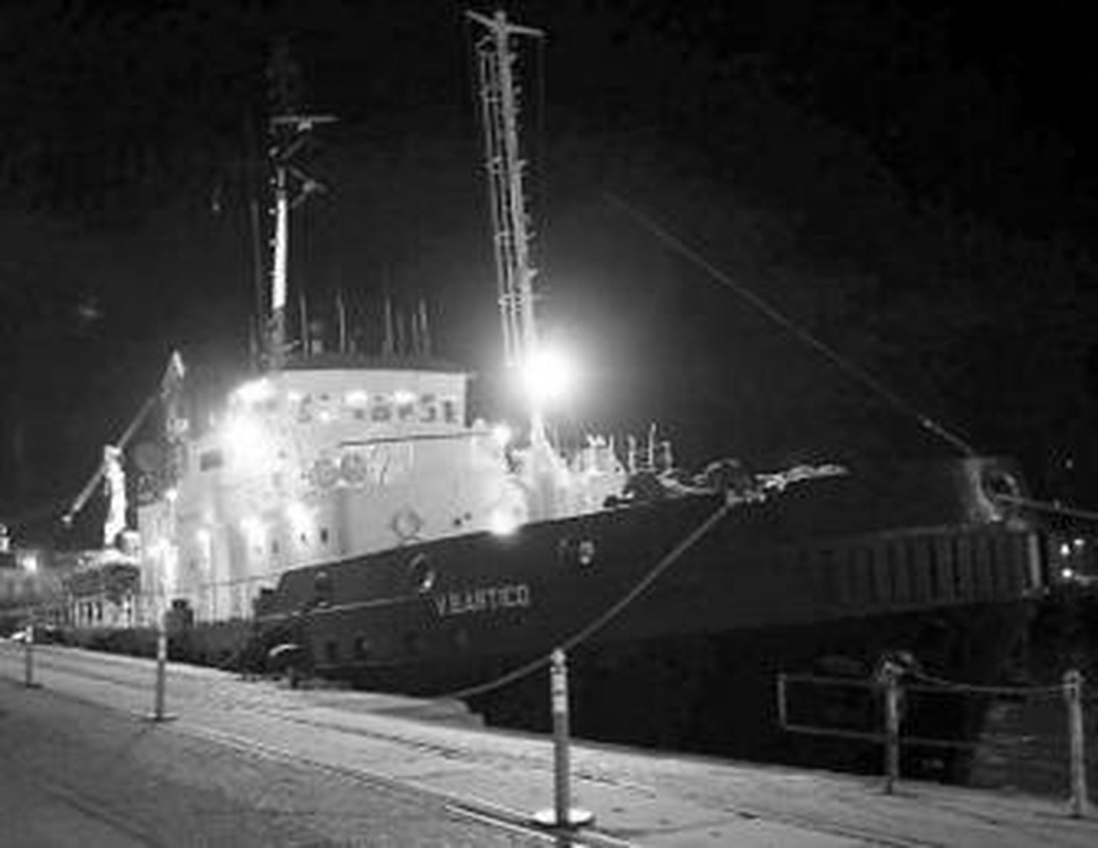 En la imagen, el remolcador, ayer noche, atracado en el Muelle Ciudad.