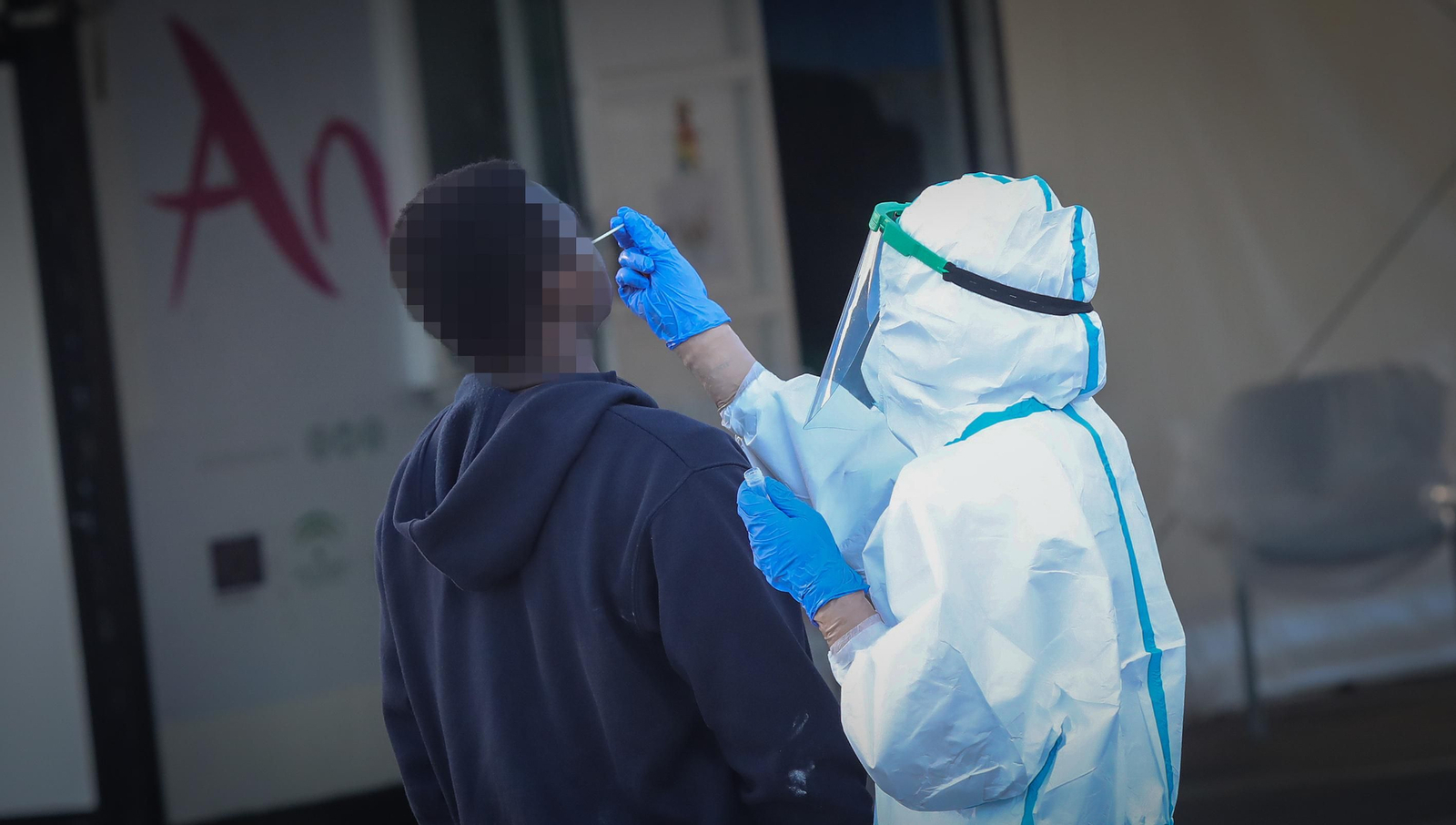 Una sanitaria realizando un test en el autocovid del hospital de Jerez.