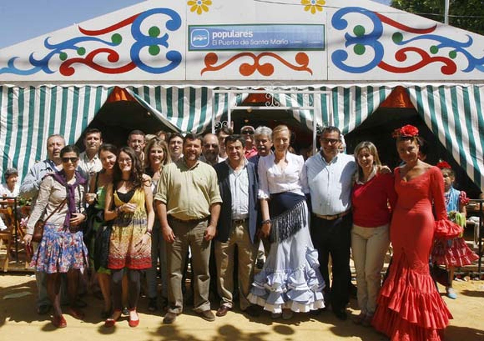 El presidente provincial del PP, José Loaiza, con el alcalde de El Puerto, el diputado Aurelio Sánchez  y varios concejales y cargos provinciales  del Partido Popular, ayer con representantes de los medios de comunicación.

Foto: Borja Benjumeda