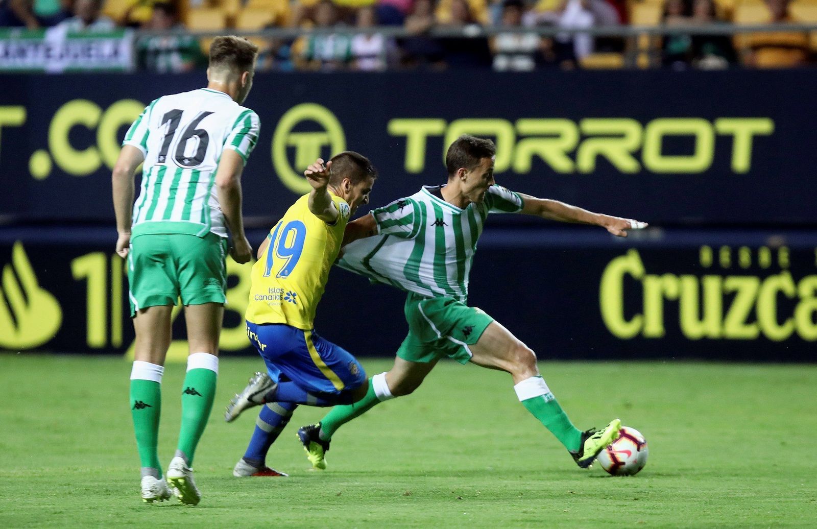 Canales se marcha del amarillo Ruiz de Galarreta, que lo agarra de la camiseta durante el partido en el Ramón de Carranza.