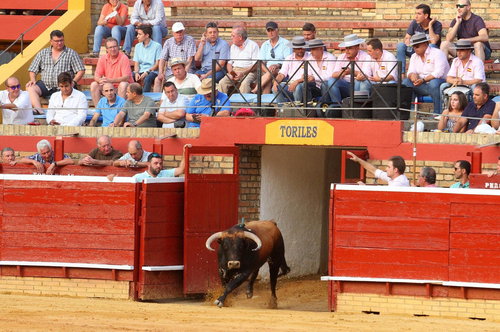 Juan Silva "Juanito" sale a hombros en la Plaza de toros La Merced, en imágenes
