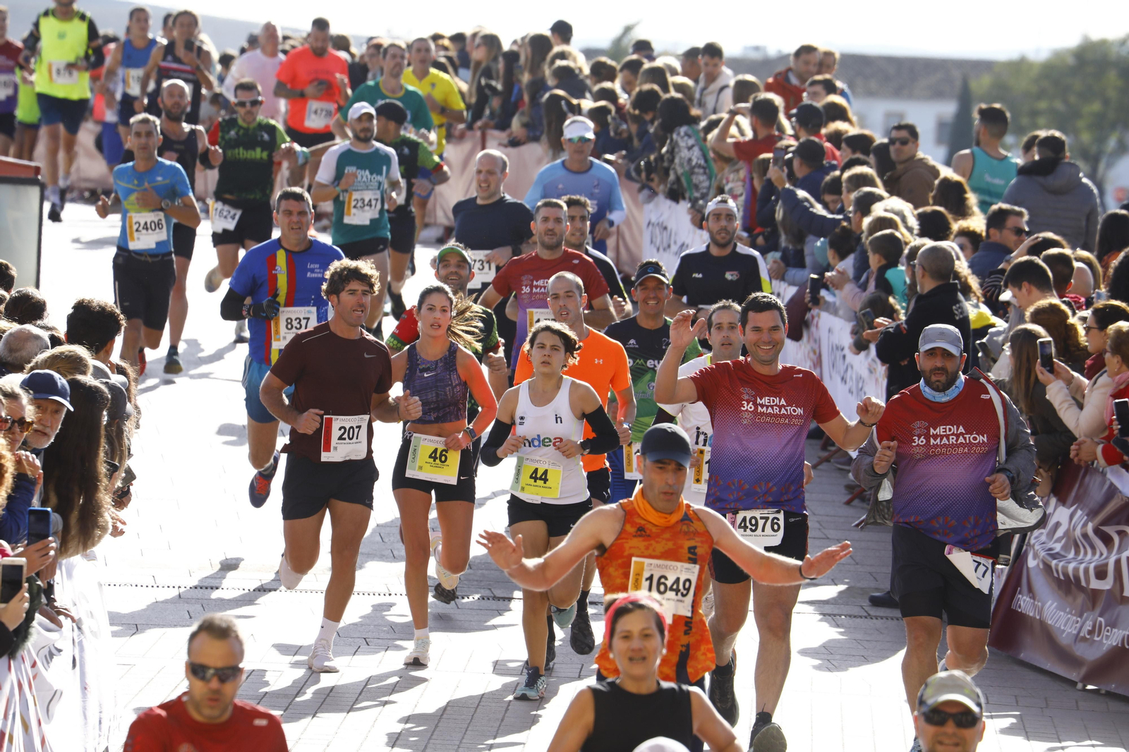 La gloria de cruzar la Puerta del Puente: imágenes de la meta de la 36 Media Maratón de Córdoba