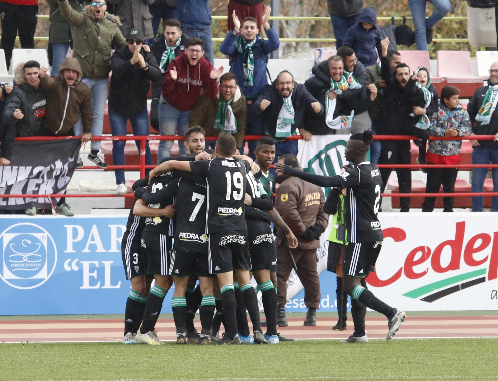 Los jugadores del Córdoba CF celebran el gol de la victoria en Don Benito cerca de su afición.