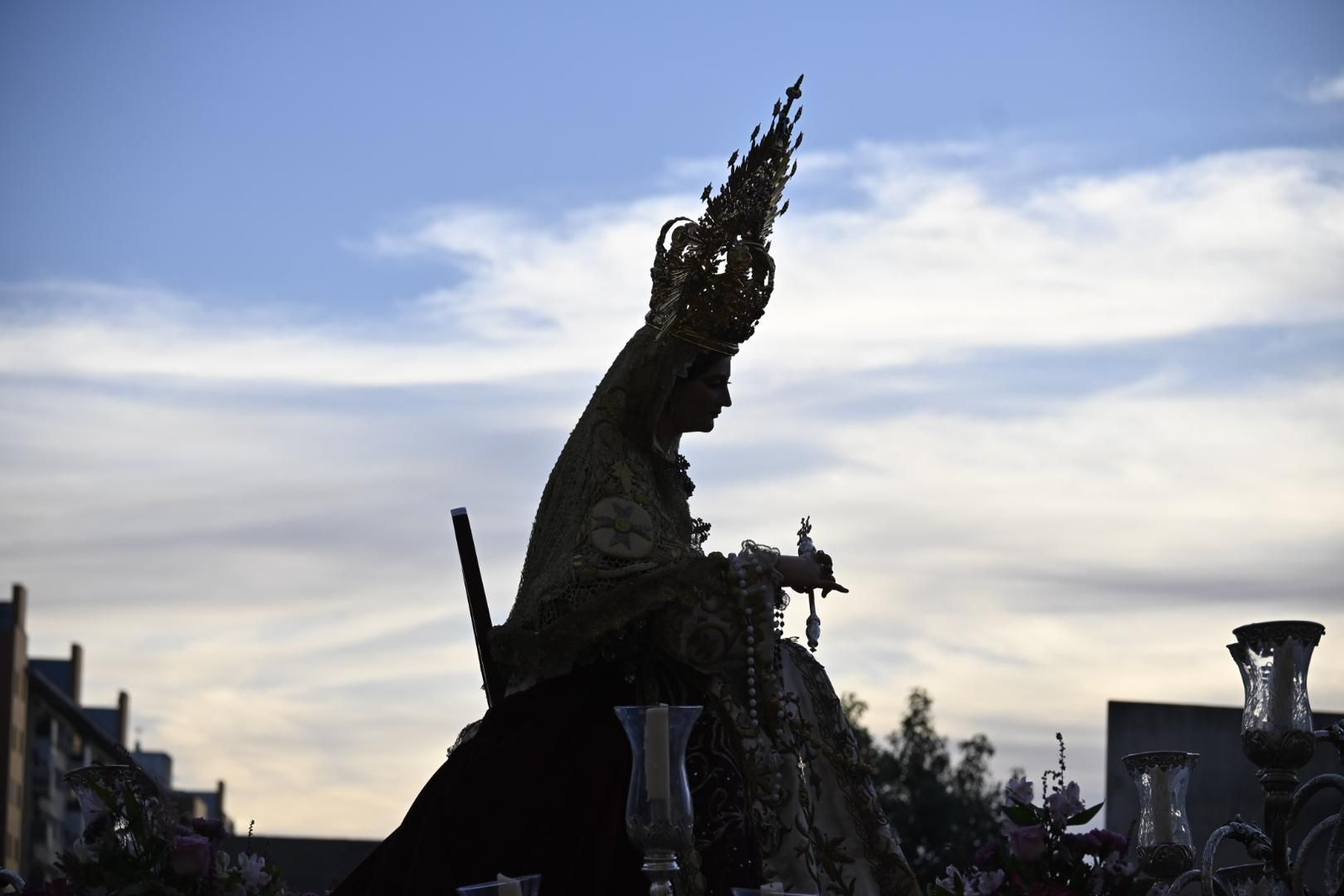 Primera procesión de la Virgen del Rosario por las calles de Huelva, en imágenes