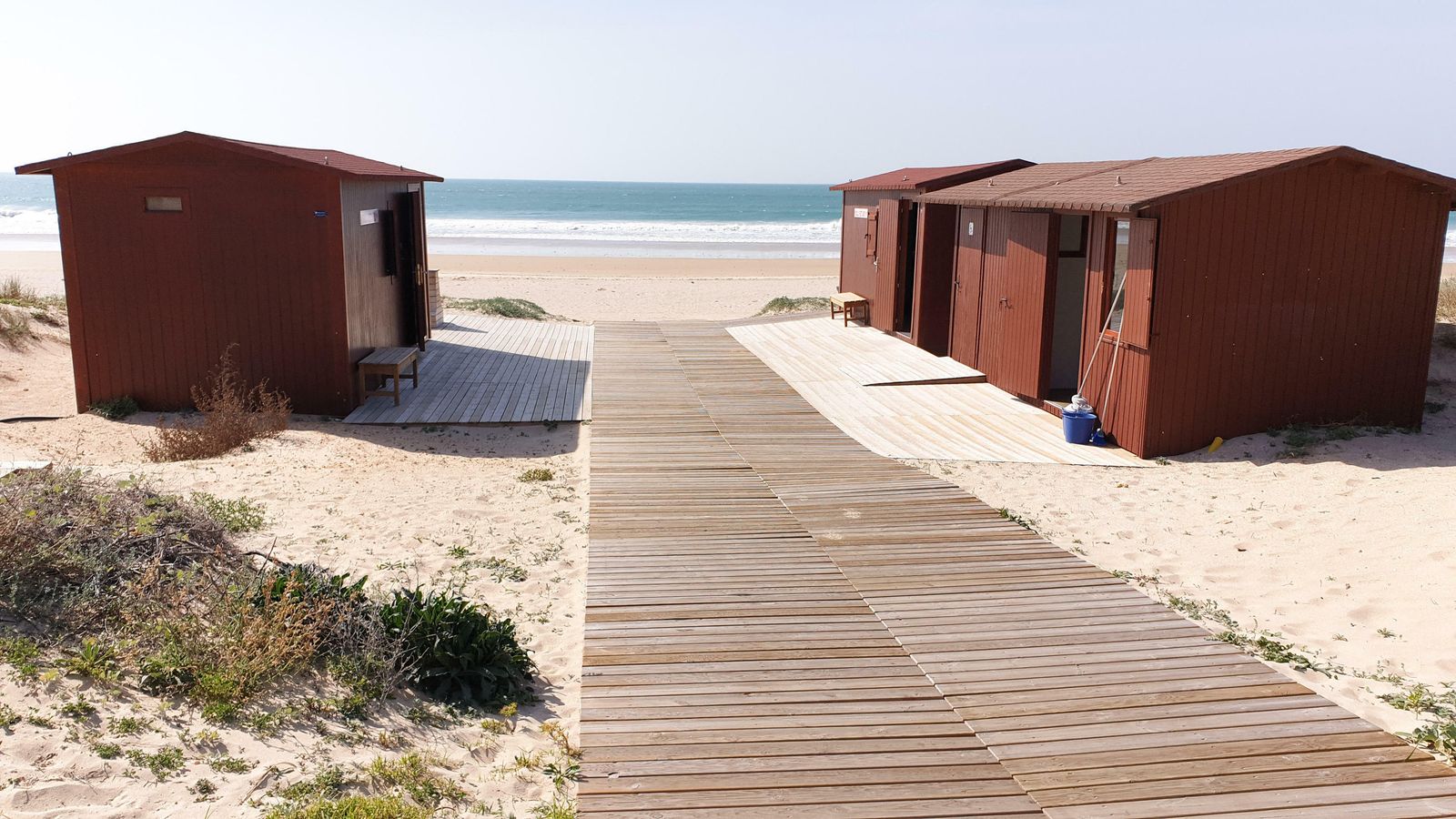 Pasarelas y módulos que se han mantenido durante todo el año en La Barrosa.