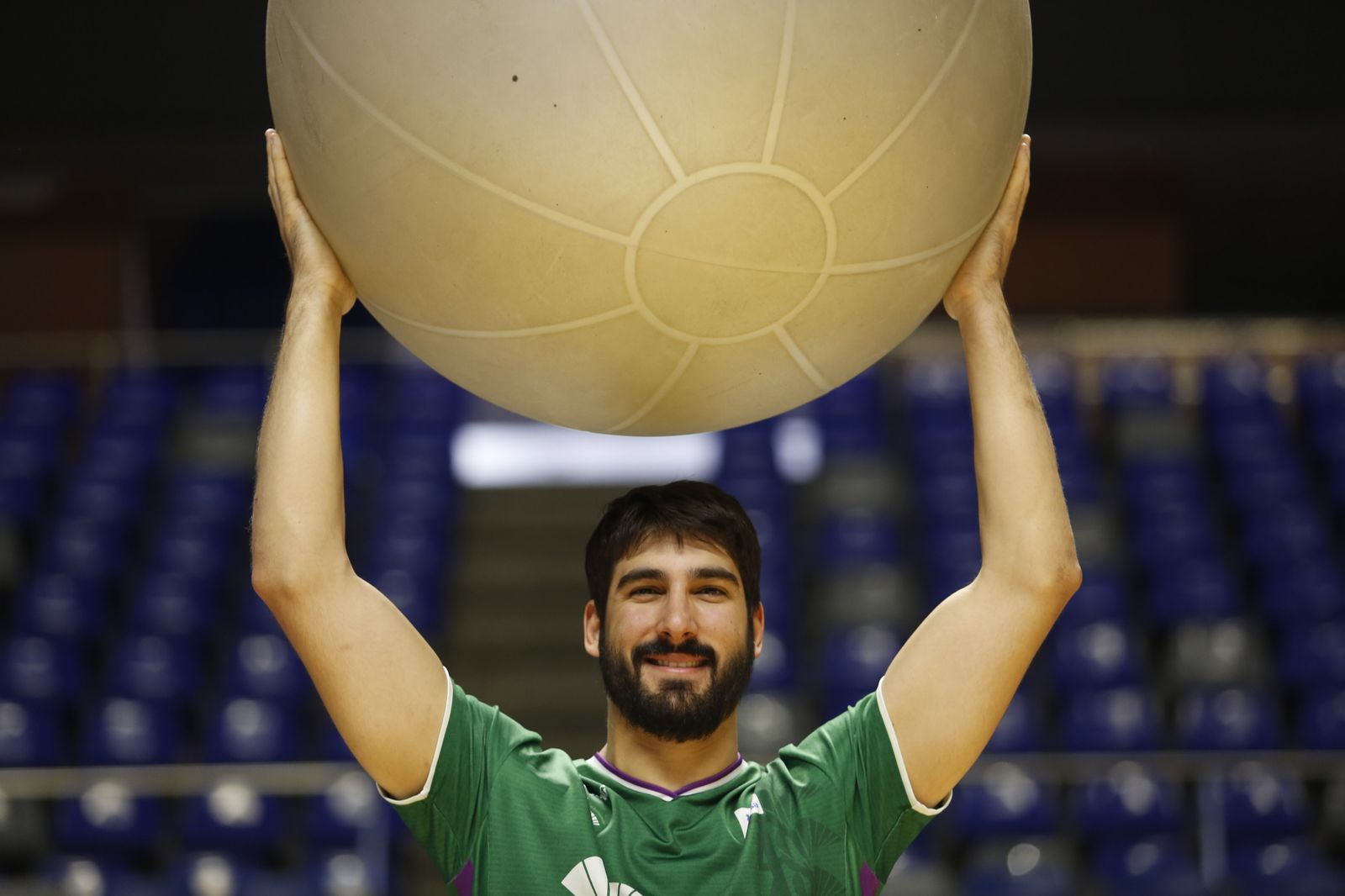 Dani Díez, con una pelota, en el Carpena.