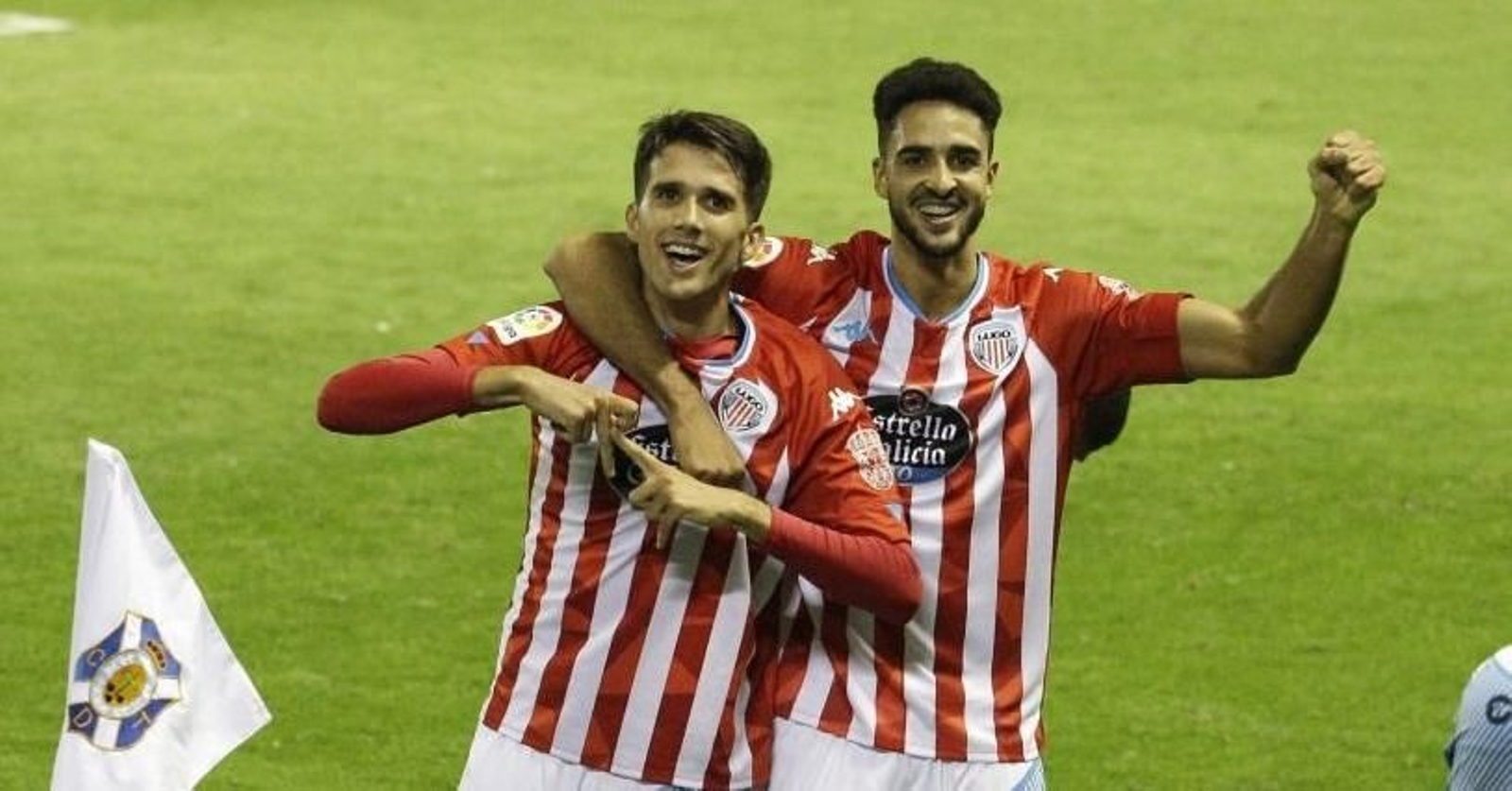 Juanpe (a la izquierda en la imagen) celebra un gol.