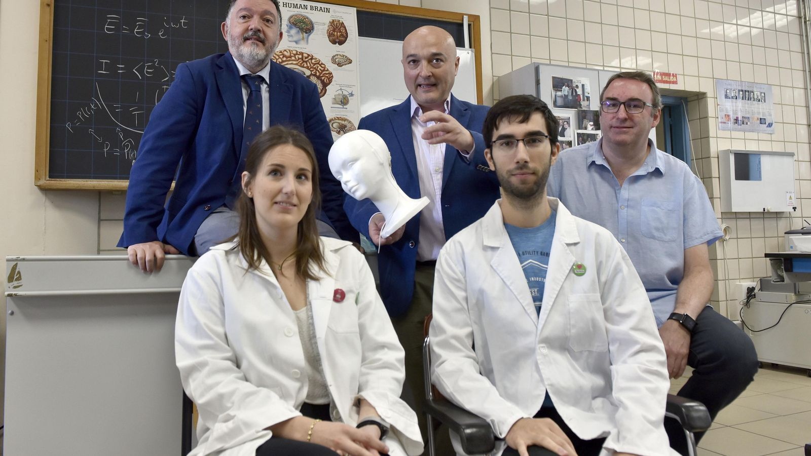 El neurocirujano Javier Márquez y el catedrático Emilio Gómez, por arriba, junto al equipo de ingenieros en la Universidad de Sevilla (2019)