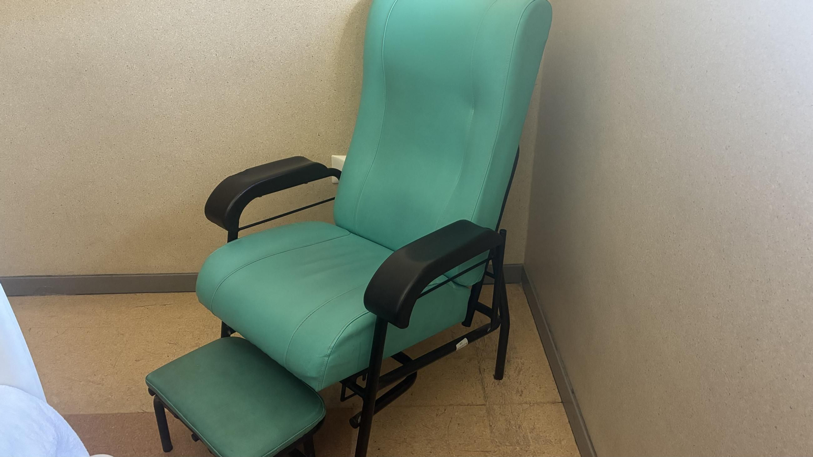 Butaca de habitación de hospital público.