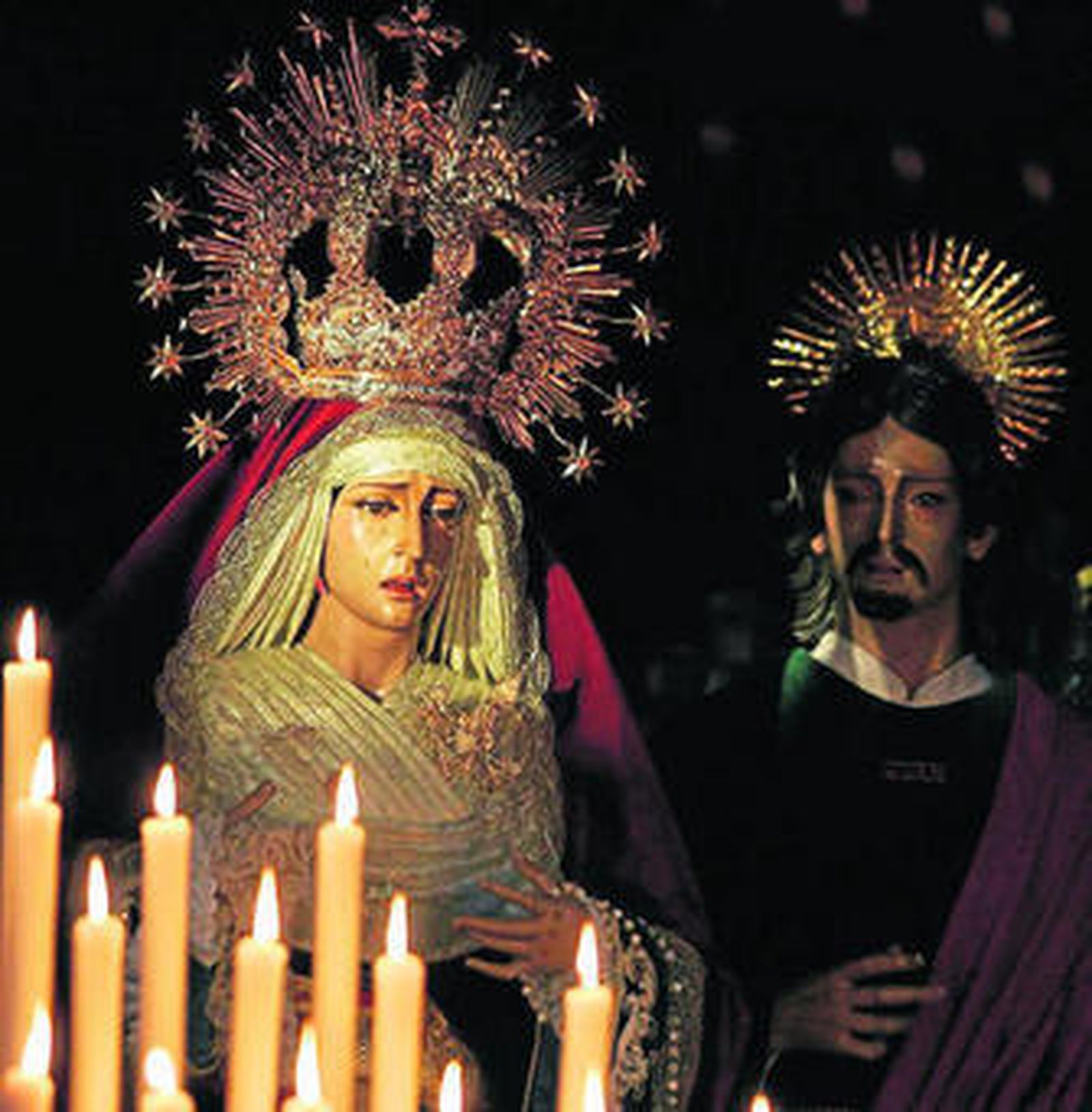 María Santísima de Gracia y Amparo paseó por las calles de Almería junto a la imagen de san Juan.