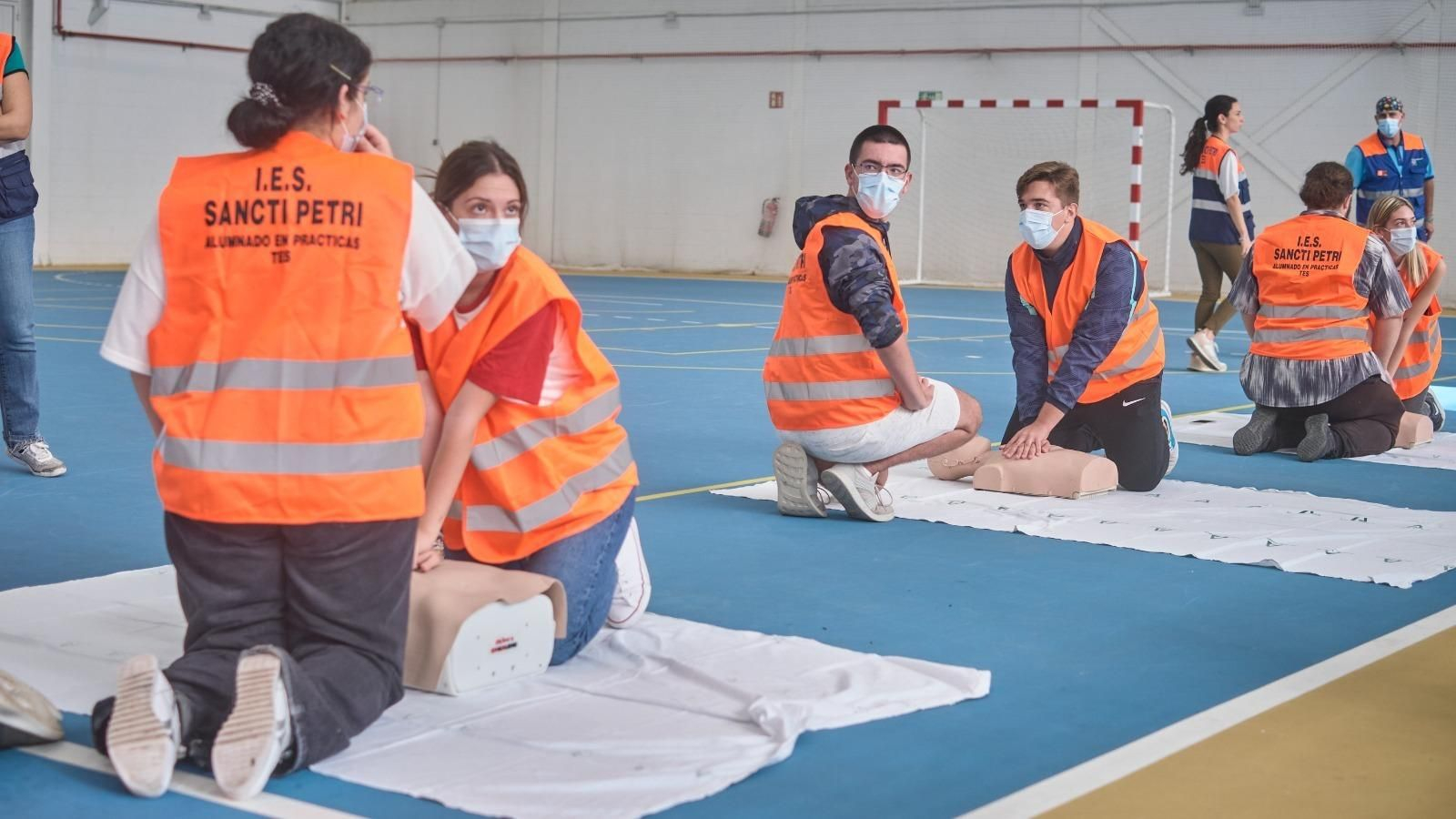 Imágenes del taller de RCP impartido en San Fernando por el Día Mundial de la Parada Cardíaca