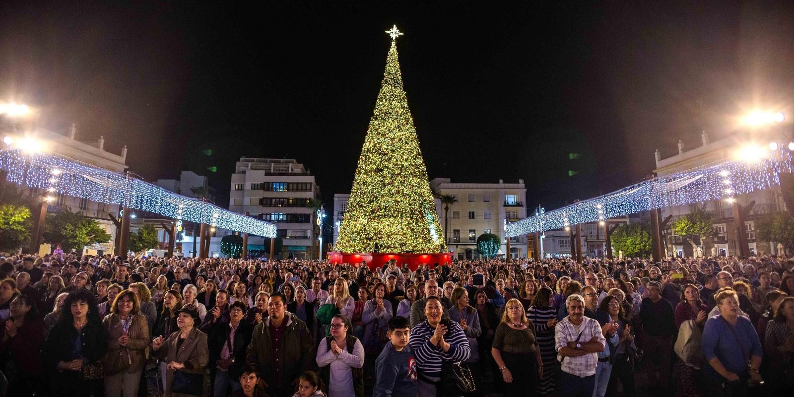 Ambiente navideño en la plaza del Rey, en San Fernando