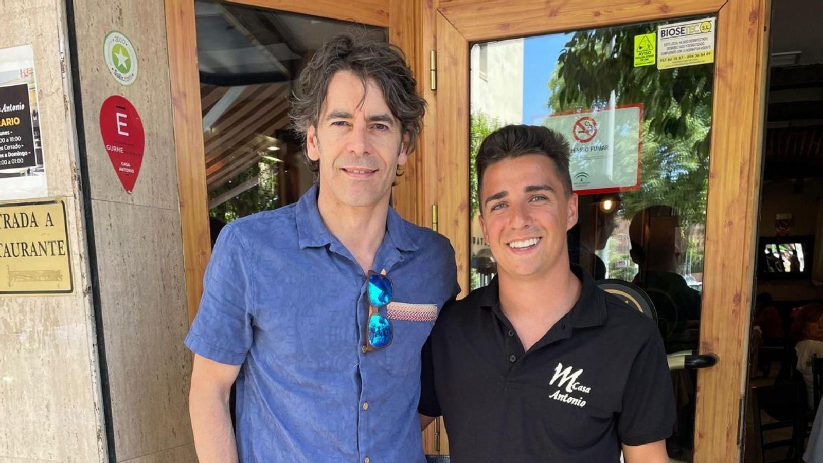 Eduardo Noriega, a las puertas del Restaurante Casa Antonio