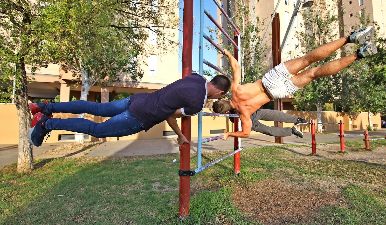 Jóvenes practicando Calistenia  en Jerez