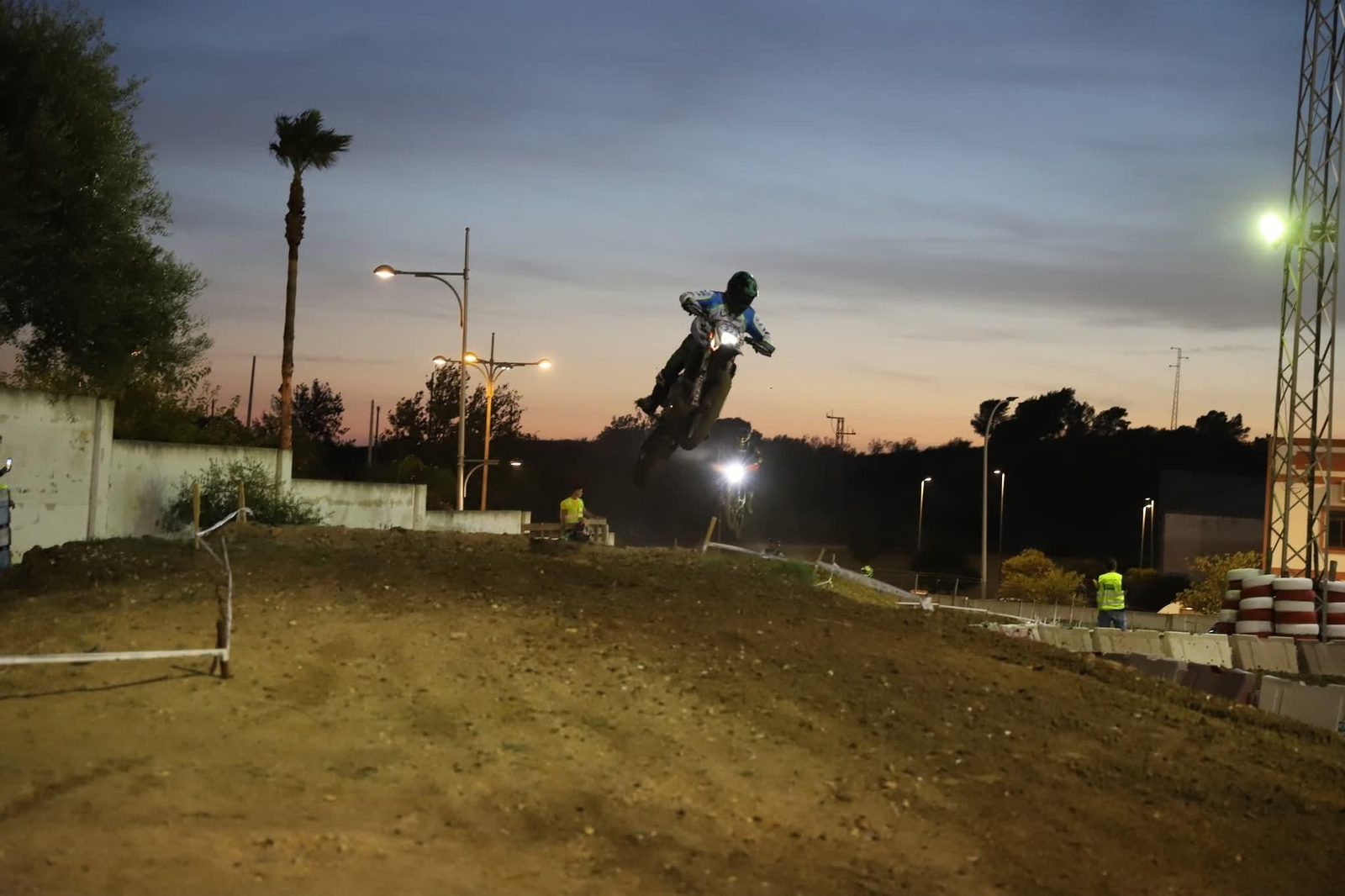 El vuelo de un piloto sobre su máquina en el circuito asidonense.