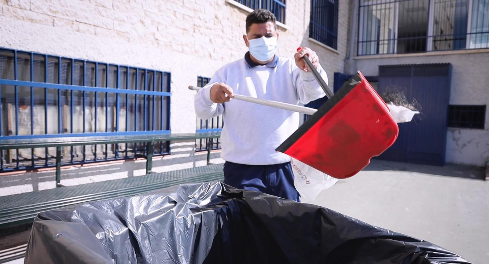 Emilio Martínez, persona con discapacidad de Córdoba que trabaja en el mantenimiento de la limpieza dentro de un centro educativo.