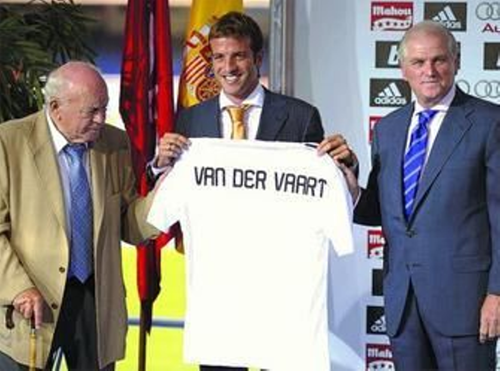 Rafael Van der Vaart en el momento de su presentación, junto a Alfredo di Stéfano y Ramón Calderón Rafael Van der Vaart en el momento de su presentación, junto a Alfredo di Stéfano y Ramón Calderón