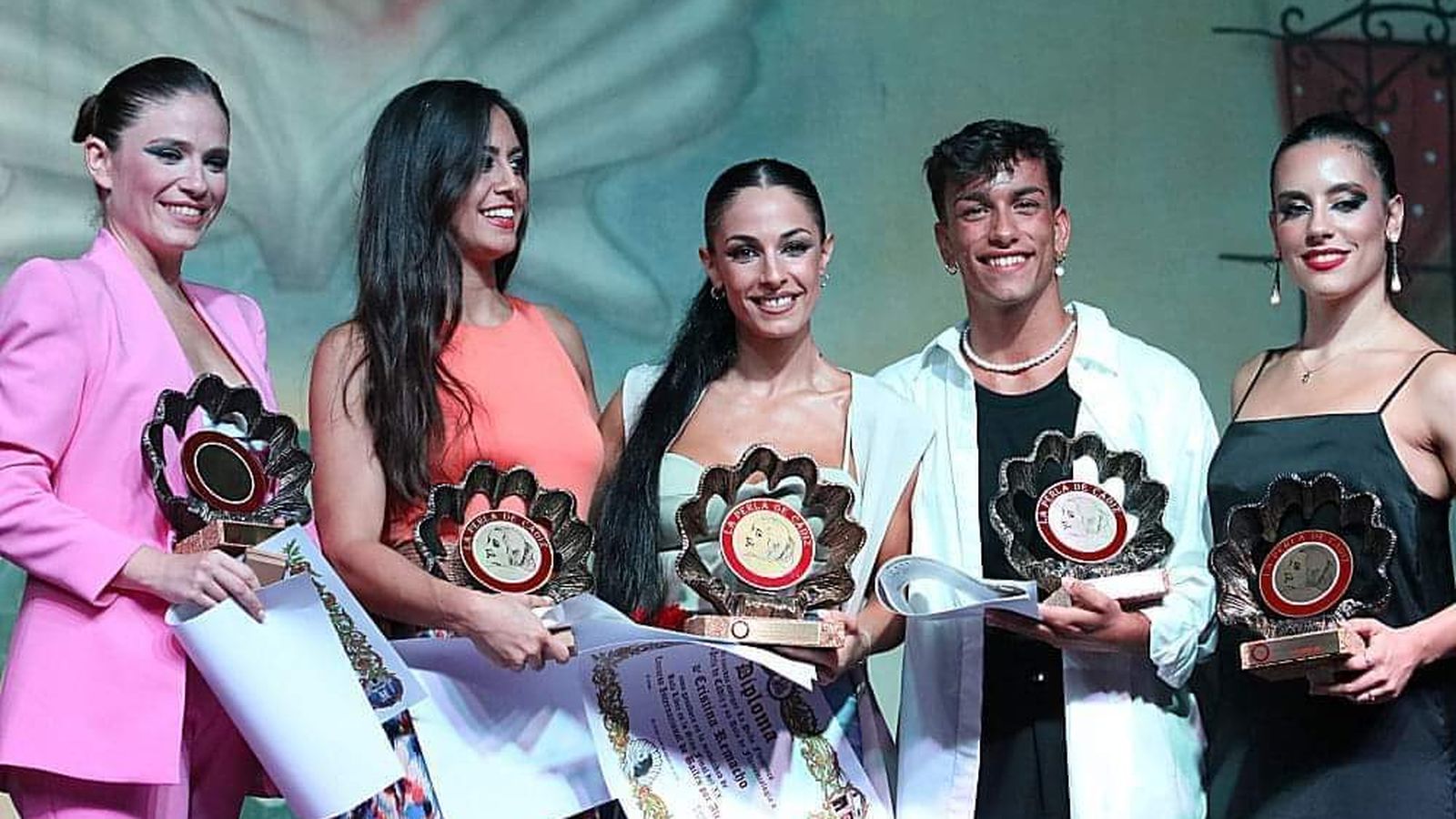 Una imagen de los cinco premiados en el XX Concurso Internacional de Baile por Alegrías de la Perla de Cádiz.
