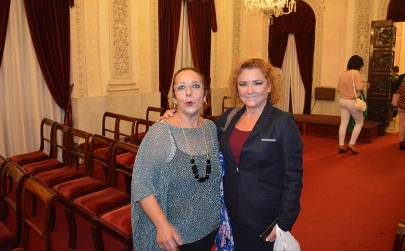 Lola Porquicho con Manoli Lemos, tras finalizar el pregón de Tosantos.

Foto: Ignacio Casas de Ciria