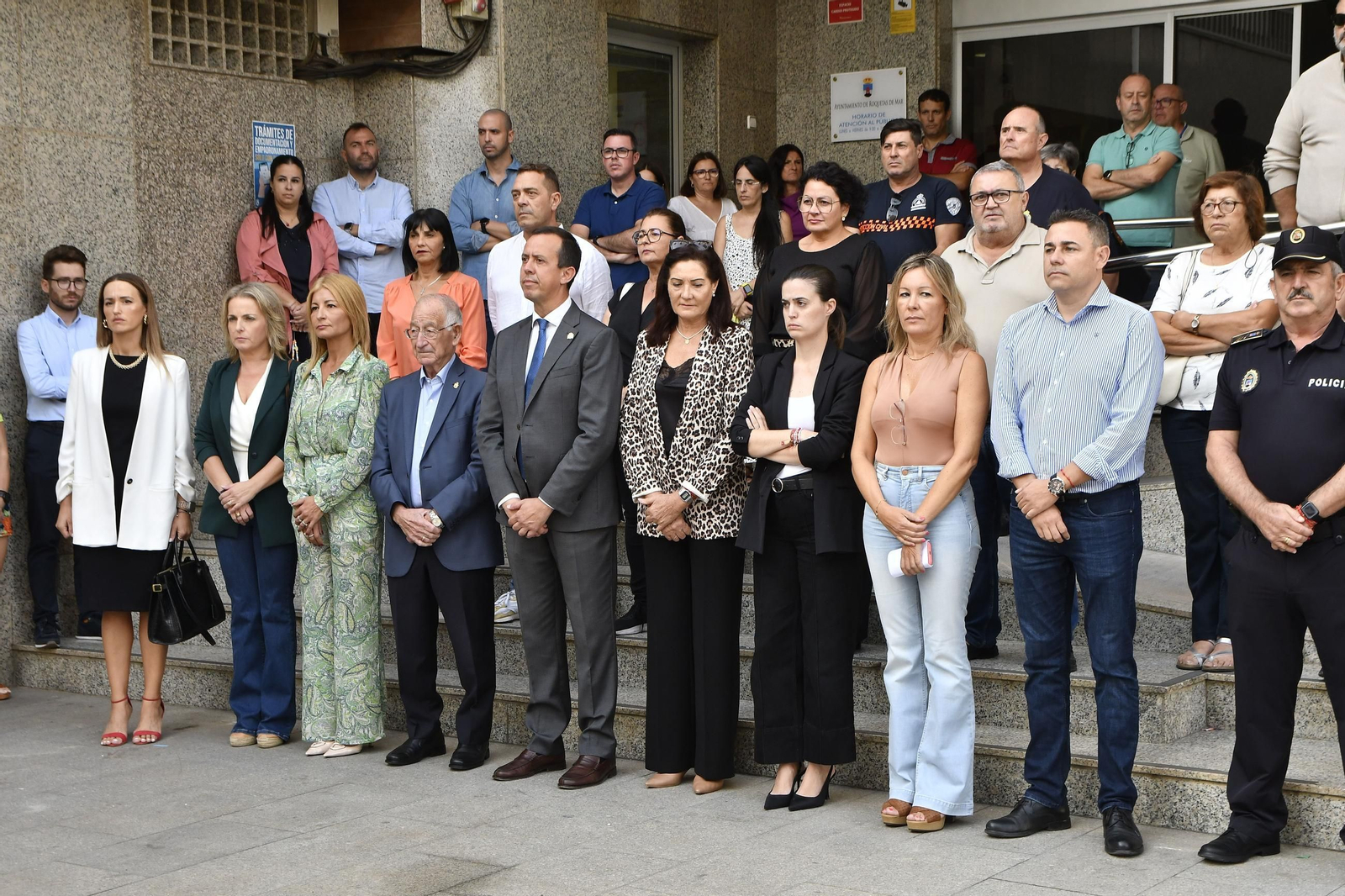 Concentración convocada por el Ayuntamientode Roquetas de Mar.