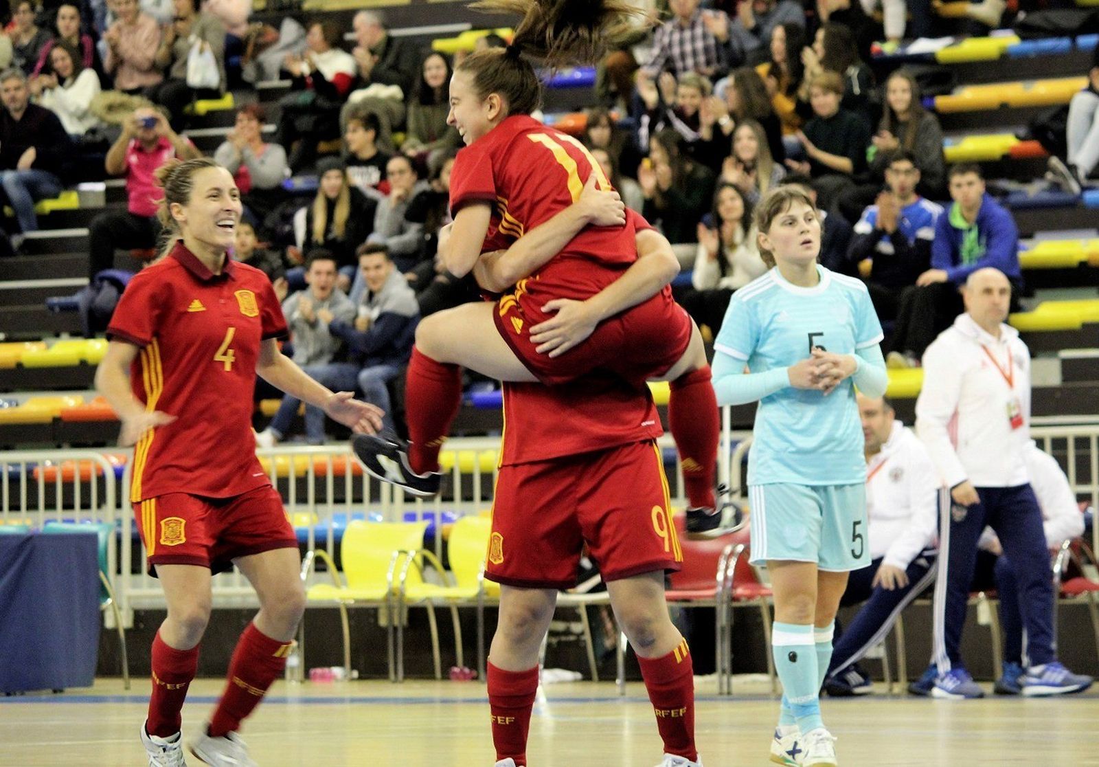 Las jugadoras de la selección nacional de fútbol sala se abrazan tras superar a Rusia en el Torneo Internacional IV Naciones, de Guadalajara.
