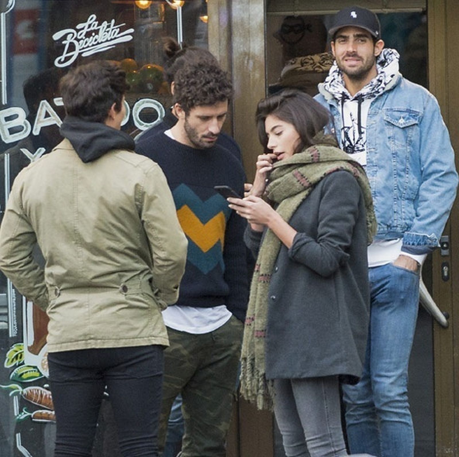 Rocío Crusset con Betancourt y su grupo de amigos, en Madrid.