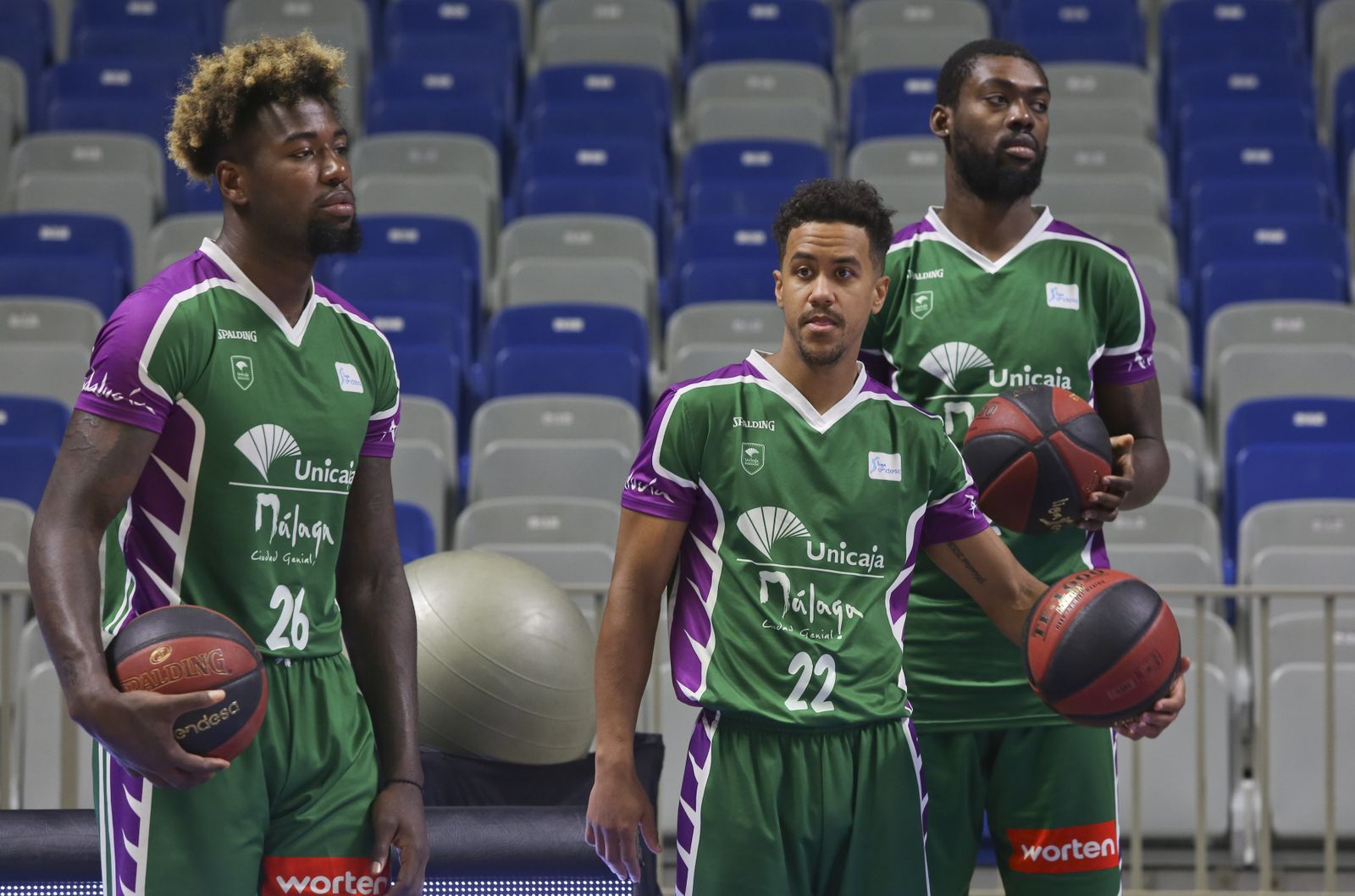 Brian Roberts, junto a Mathias Lessort y Viny Okouo.