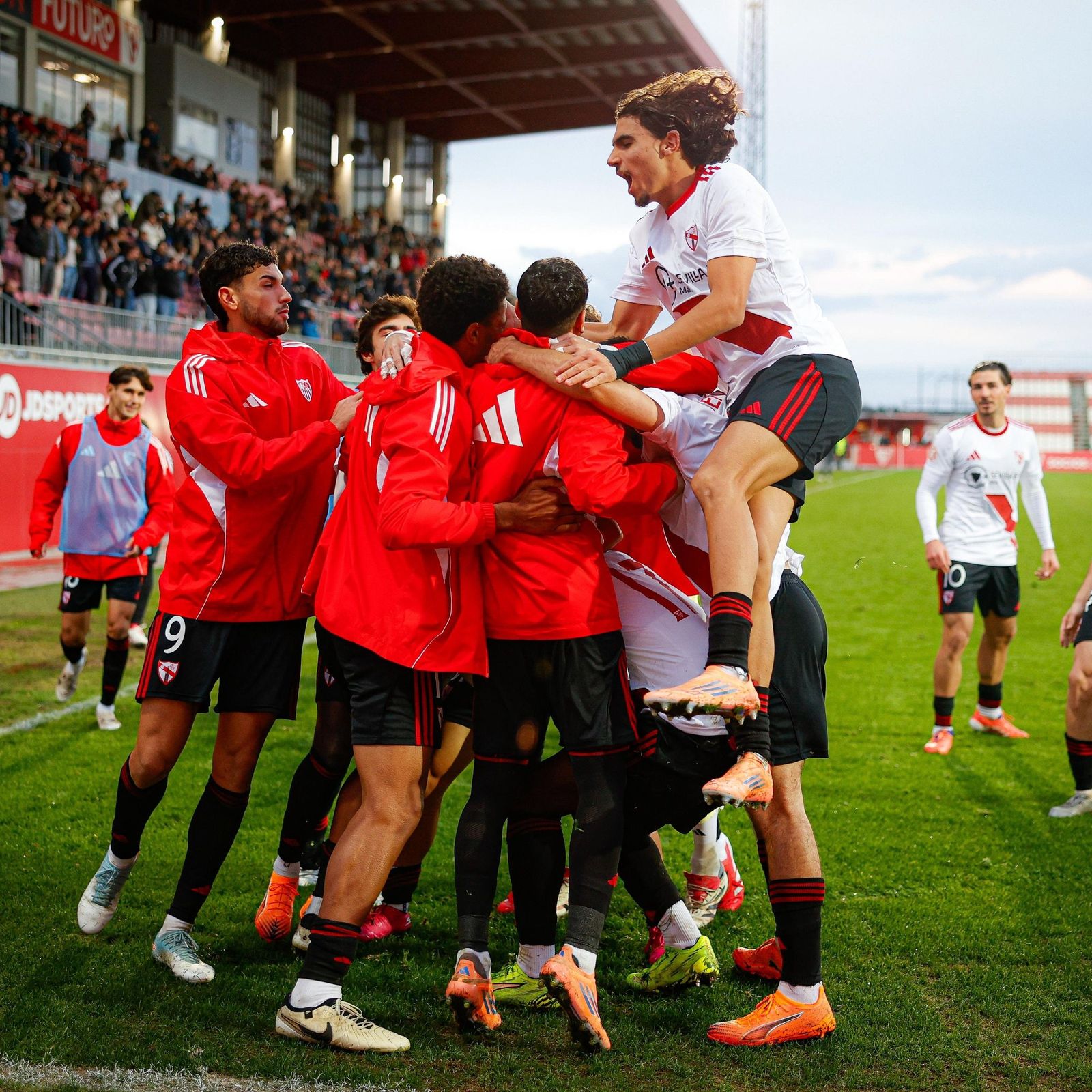 Celebración del filial del Sevilla.
