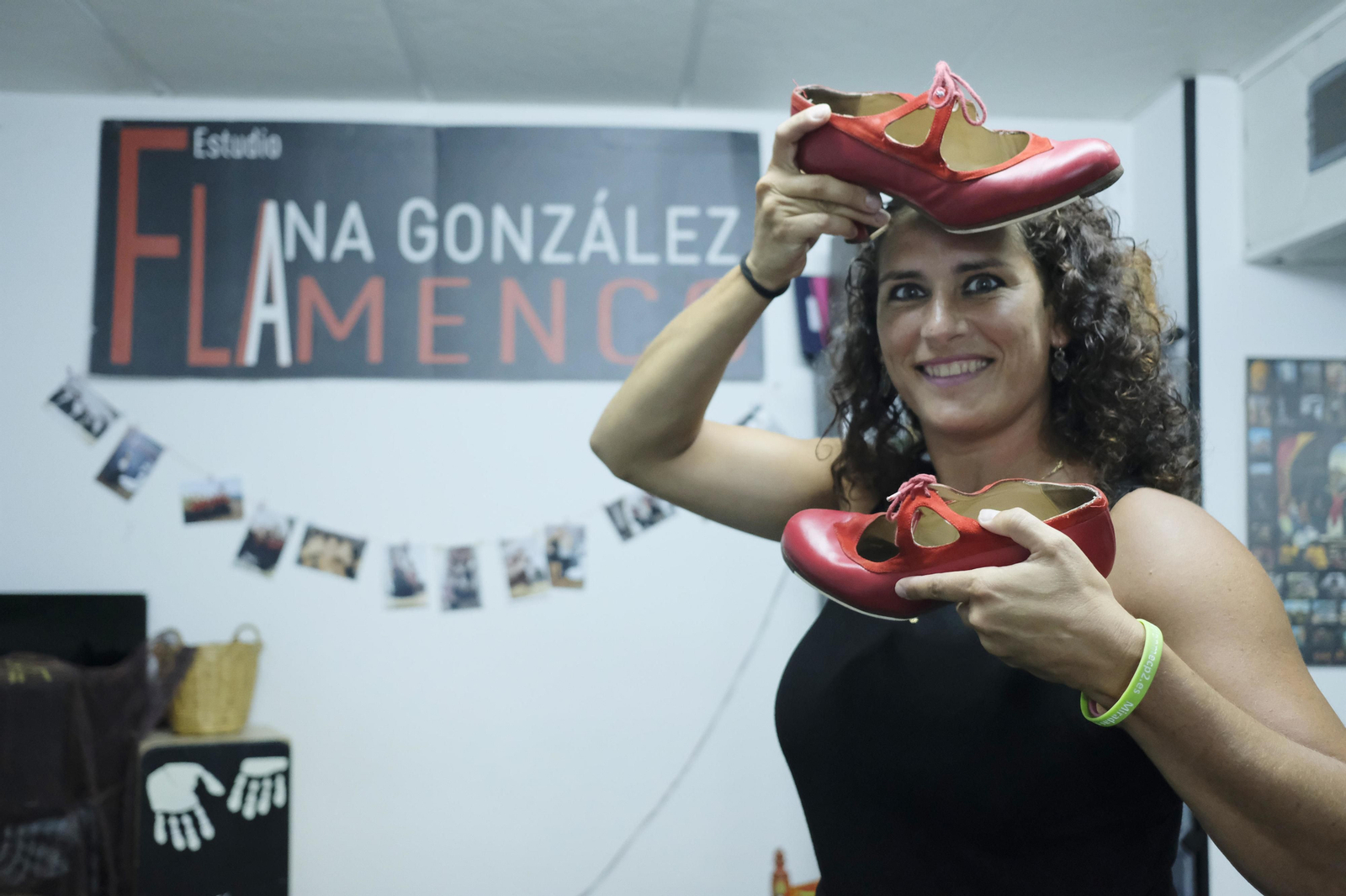 Ana Fernández posa en su Estudio Flamenco, sito en la plaza Esquivel s/n.