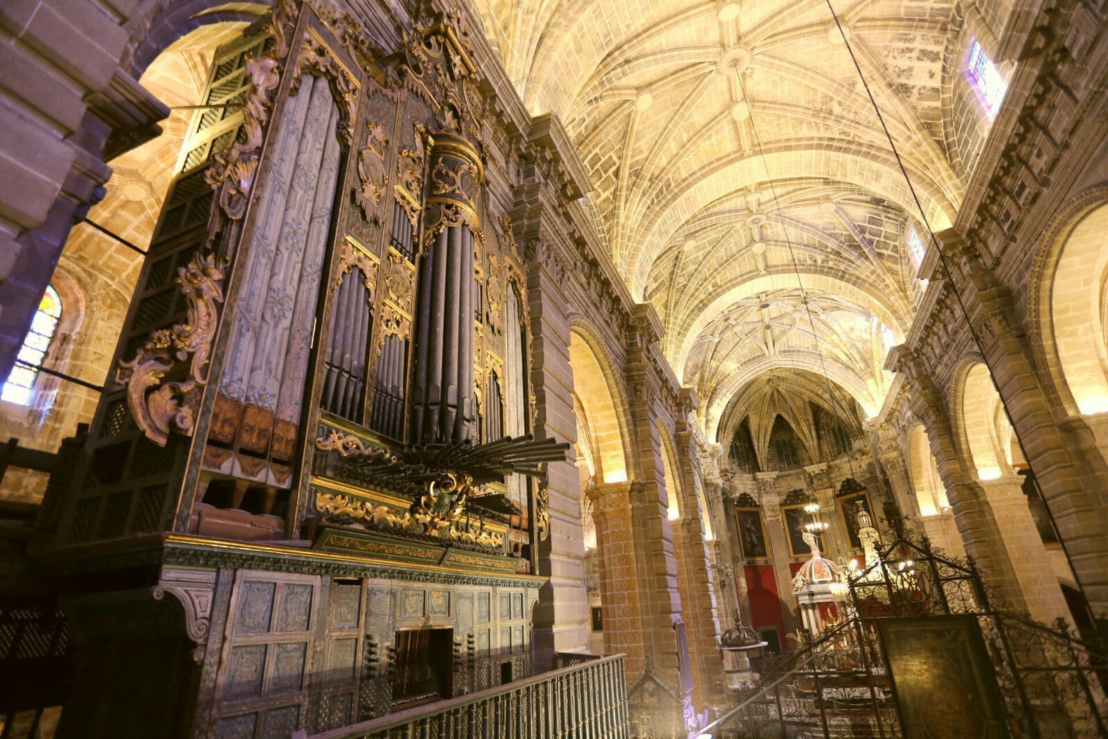 Los órganos de la Basílica Menor están adornados con motivos de estilo rococó.