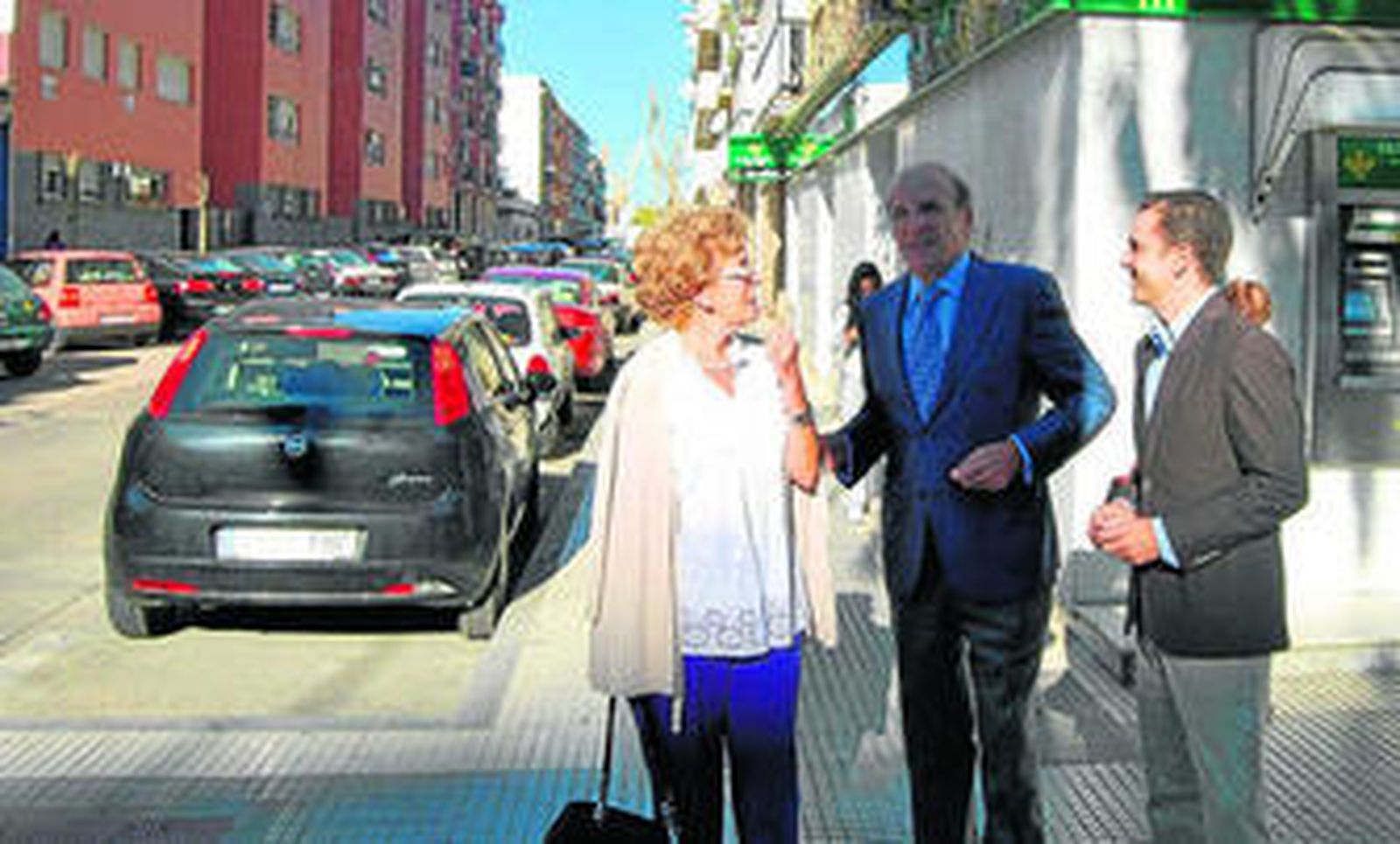 La portavoz vecinal María Teresa Paus, junto al alcalde Pedro Rodríguez y el concejal Felipe Arias.