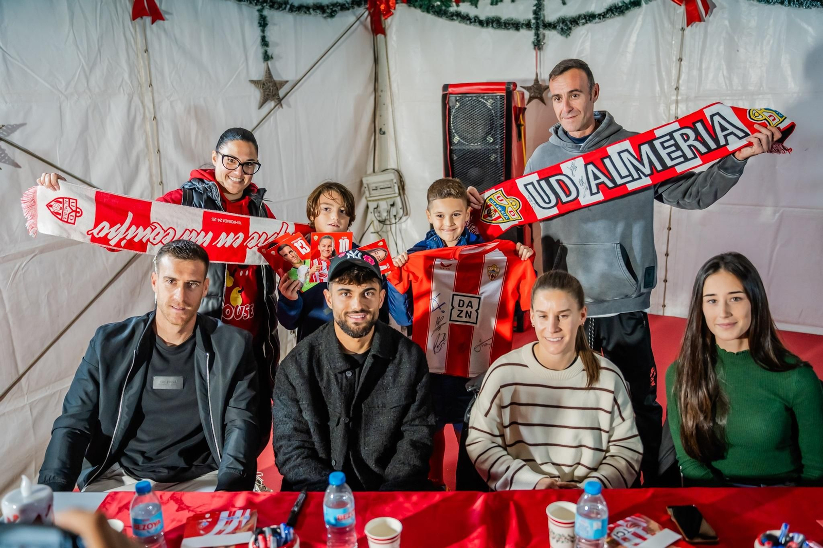 Fernando, Puigmal, Jessi y Lucía se fotografiaron con aficionados rojiblancos