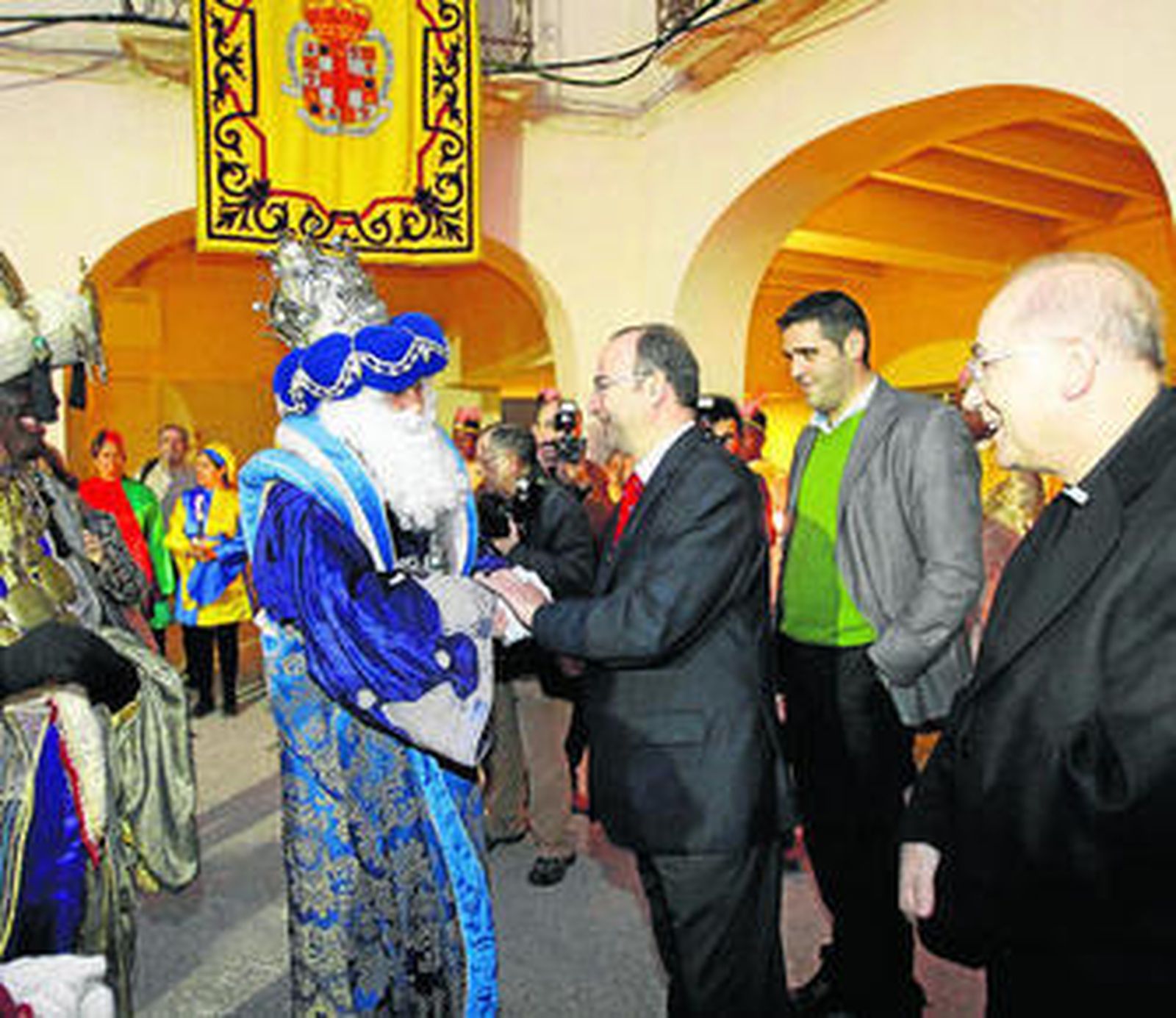 El alcalde y el obispo dieron la bienvenida a los Magos en la Plaza de la Constitución.