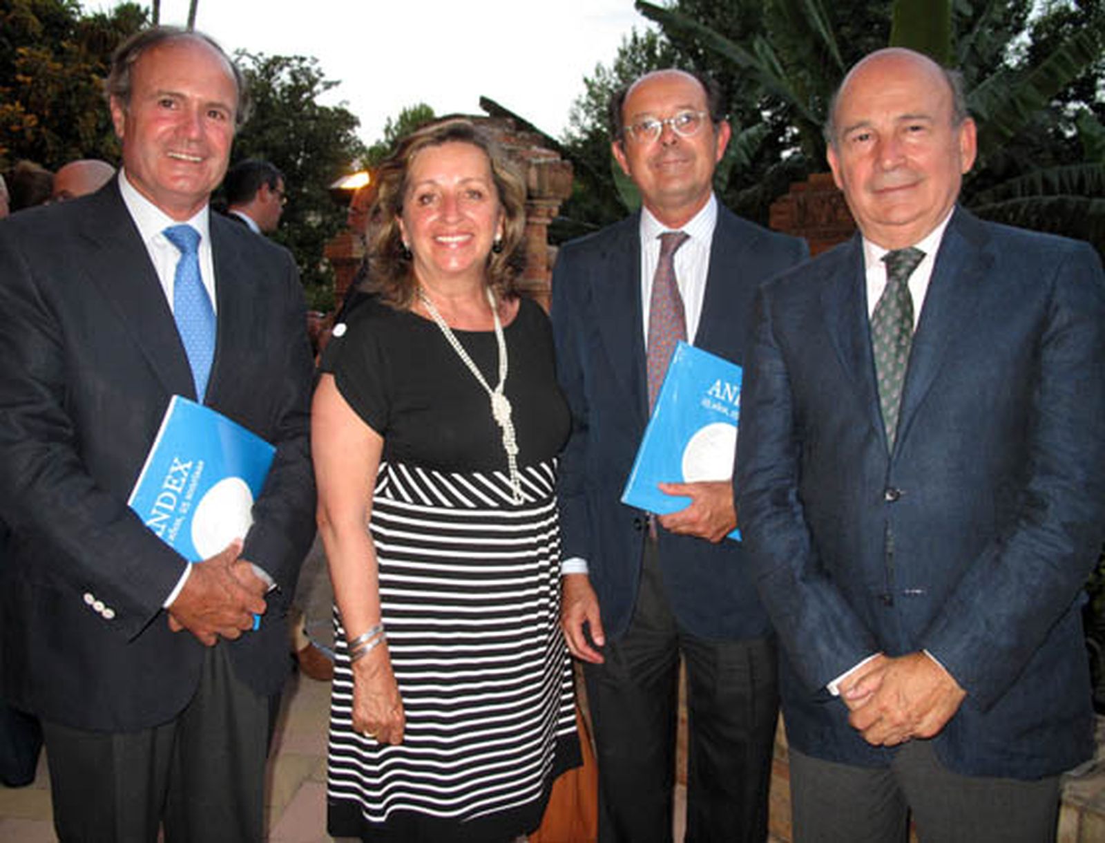 Manuel Román, ex presidente del Consejo de Cofradías; con Concha Begines, Luis Torres, hermano mayor del Amor, y Julio Cuesta, presidente de la Asociación Española contra el Cáncer en Sevilla .

Foto: Victoria Ramírez