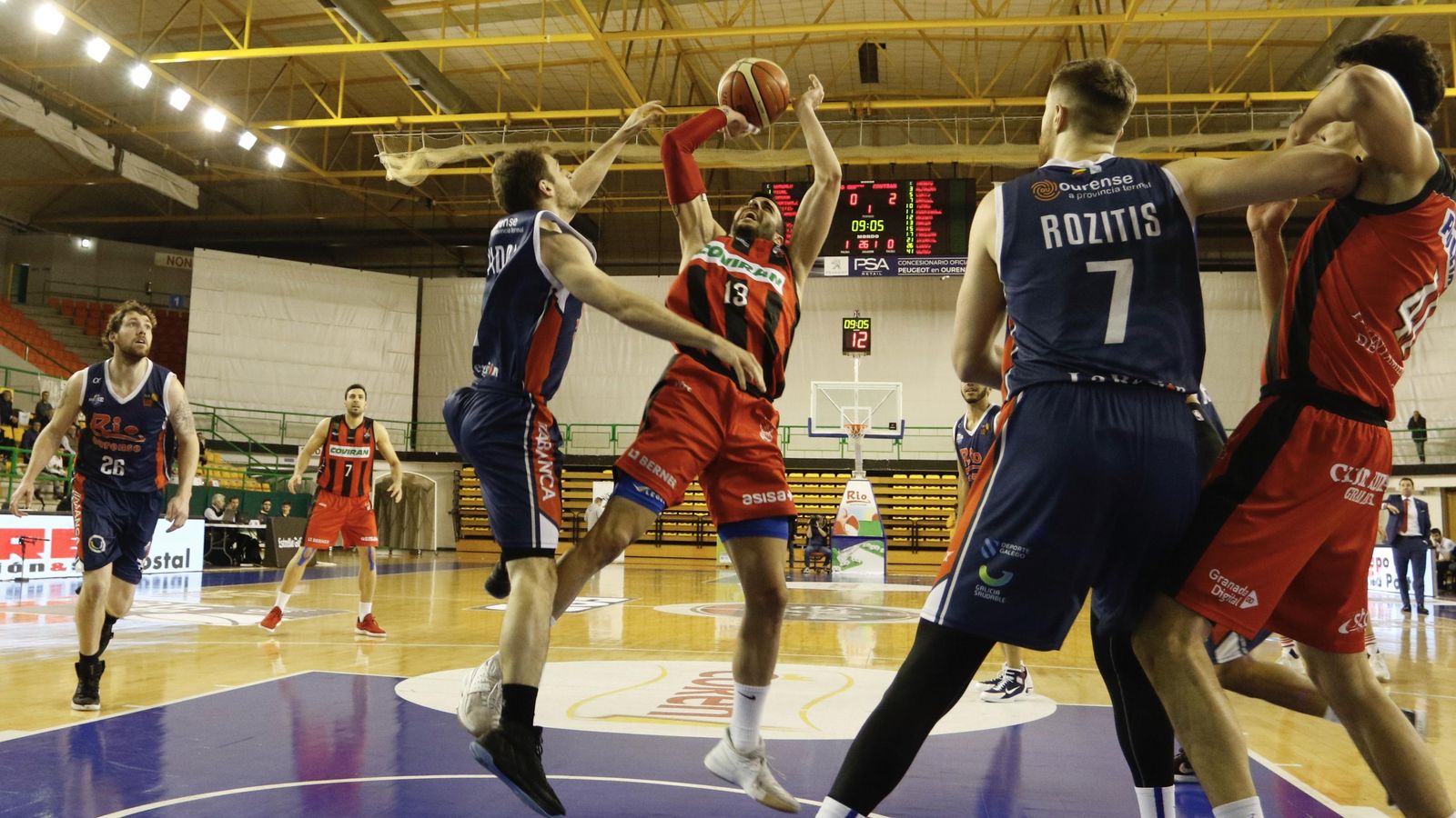 Alo Marín intenta el lanzamiento en el arranque del choque.
