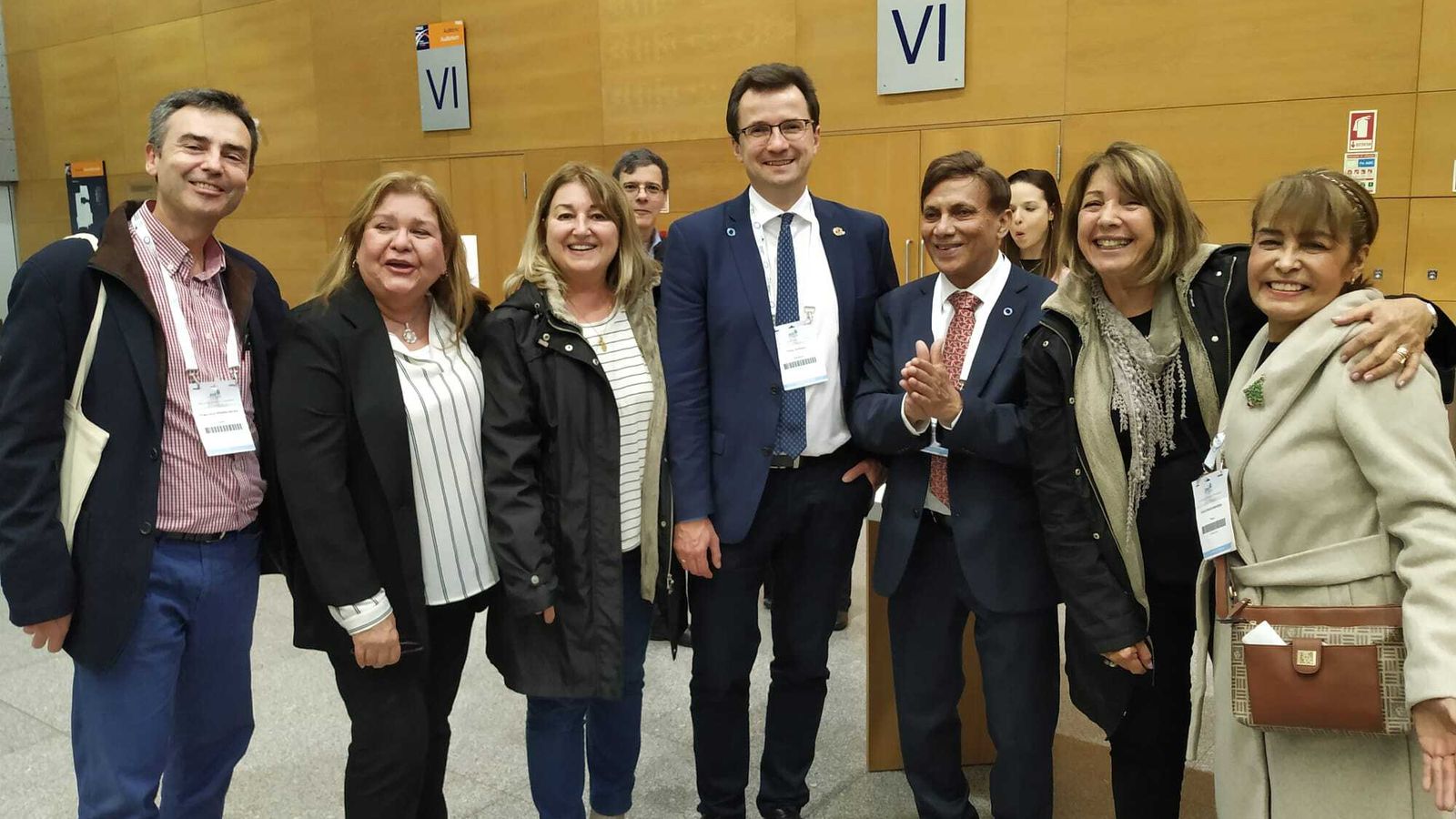 Villalba, a la izquierda, junto a otros de los ponentes y Peter Schwarz (con gafas en el centro) el nuevo presidente electo de la IDF.