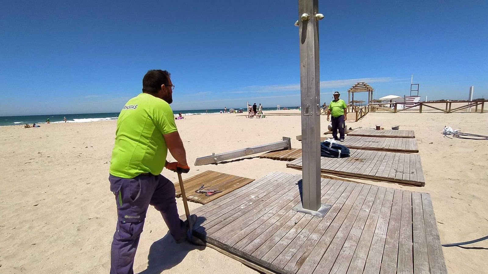 Preparativos en la playa de Camposoto para la próxima temporada.