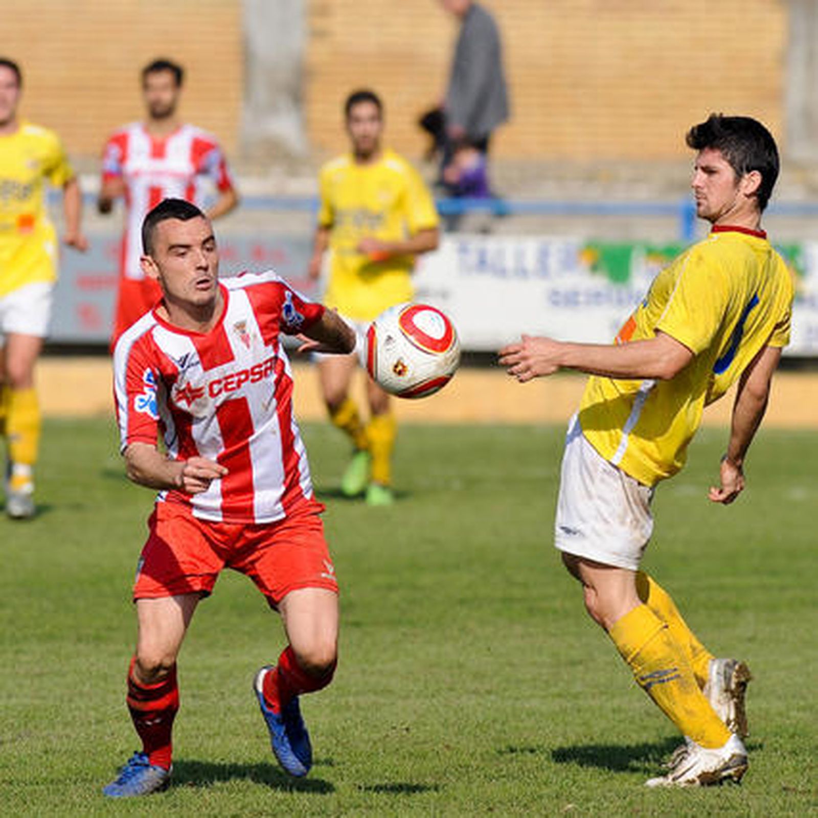 El Algeciras, que en el minuto 84 vencía al Coria por 1-3, ve como le empatan al final de un partido hasta que hasta entonces estaba controlado./Fotos:David de la Rosa (LOF)