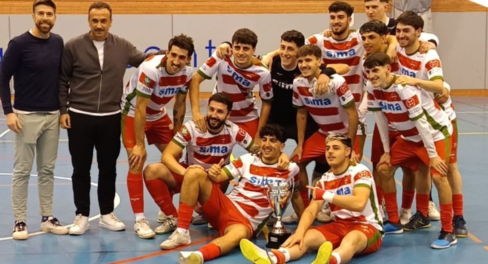 Plantilla del Sima Granada sub 23 celebrando el título