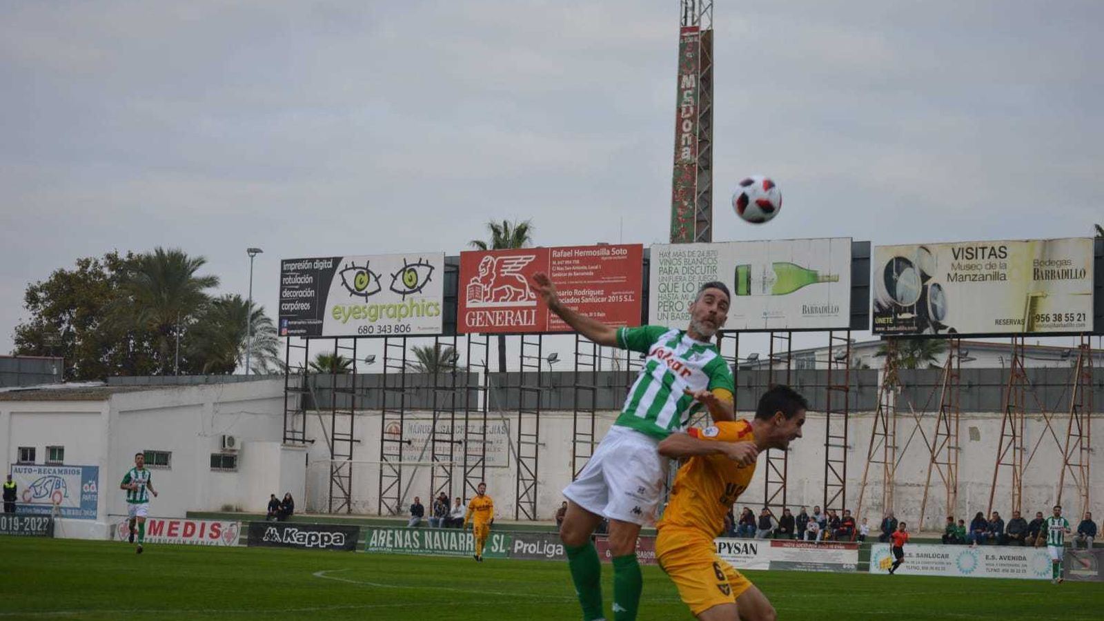 Abel Gómez gana en el salto a un futbolista del UCAM Murcia.
