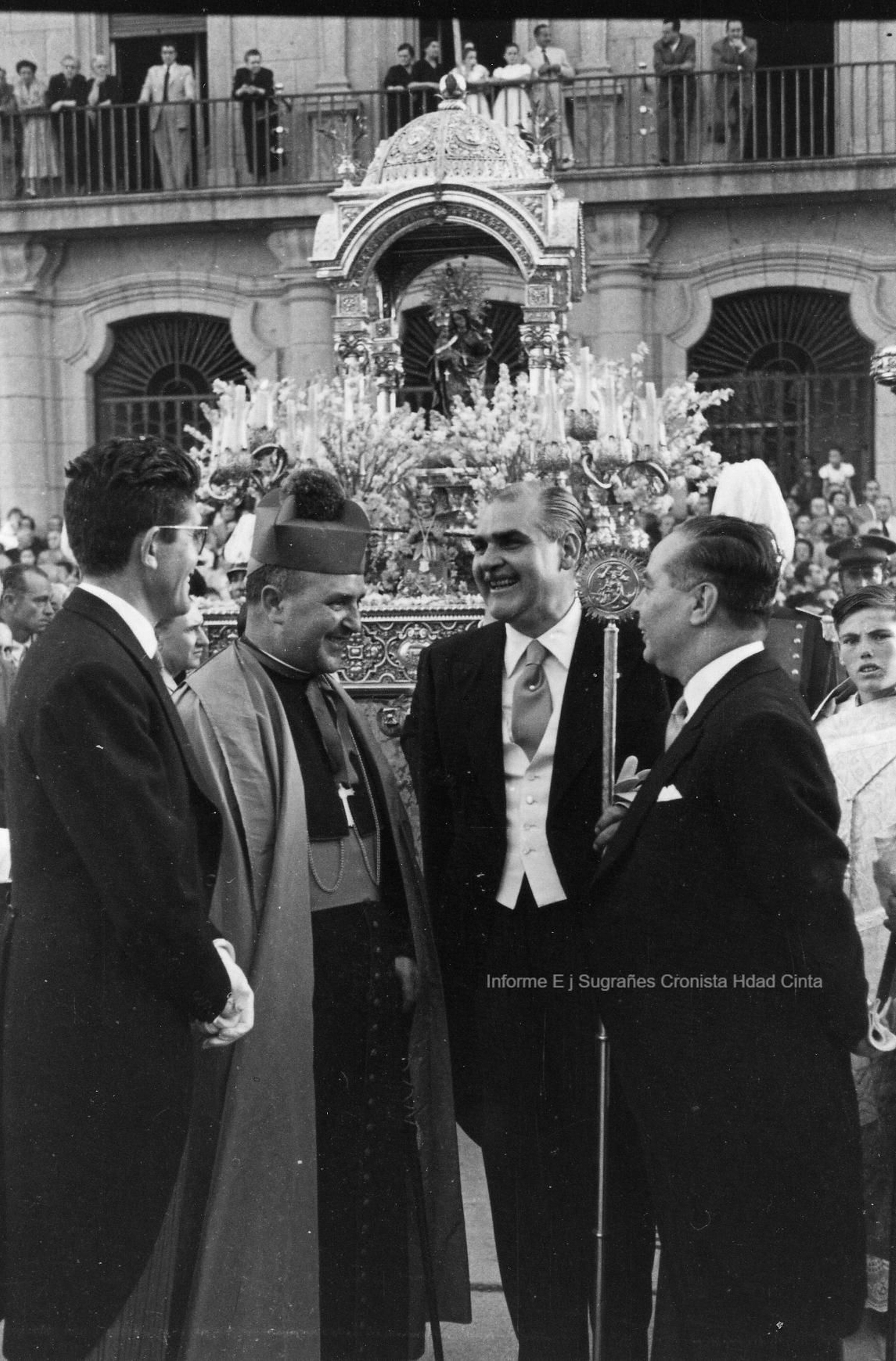 Antonio Segovia, alcalde de Huelva; Pedro Cantero, obispo de Huelva; Francisco Vázquez Carrasco, hermano mayor; y Juan Caballero y Lama, teniente alcalde.