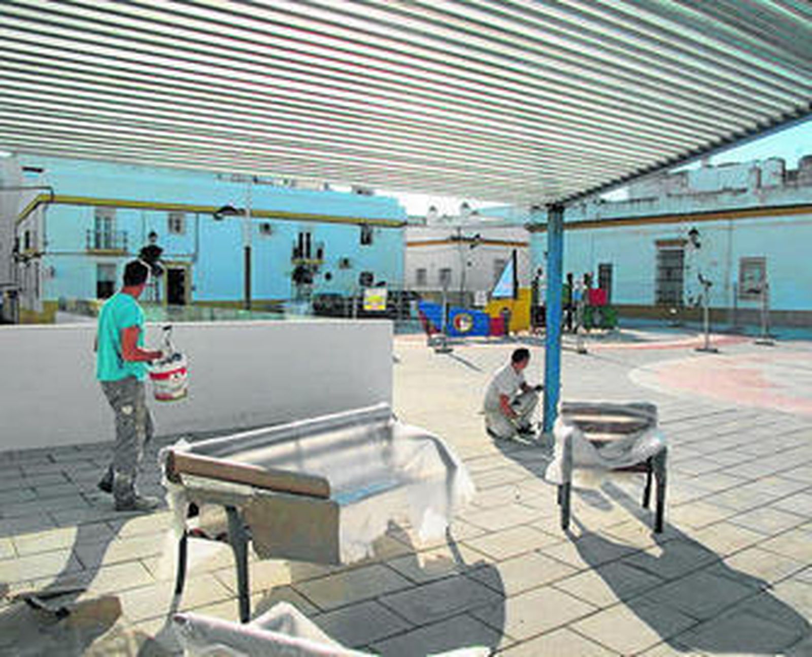 Dos operarios daban ayer los últimos retoques a la plaza de San Telmo.