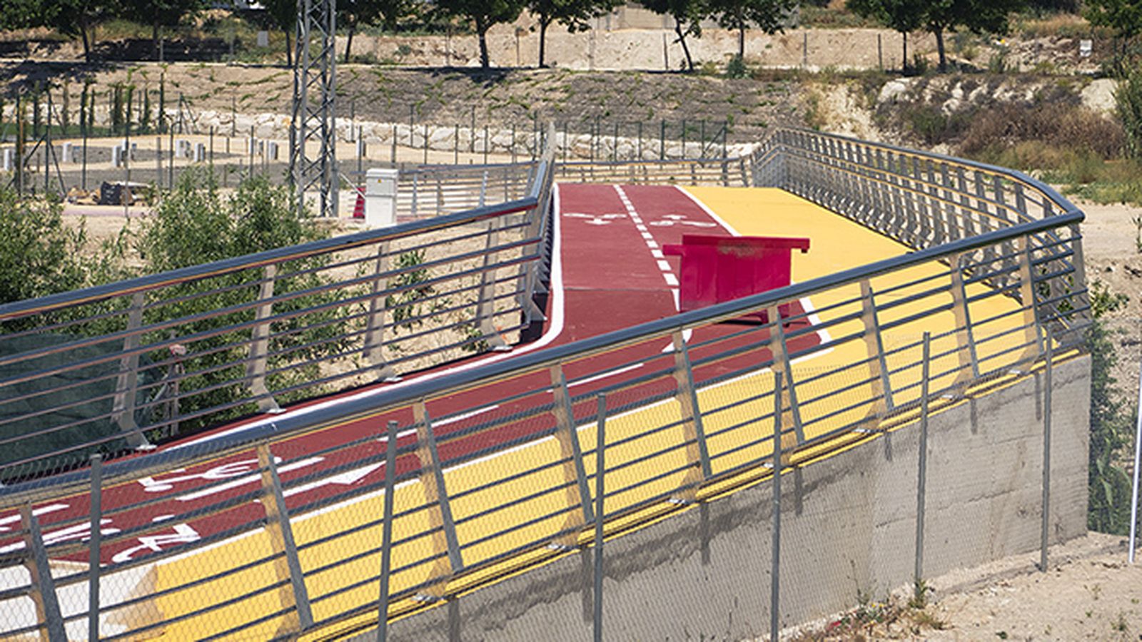 Nueva pasarela en el Parque Europa de Lucena.