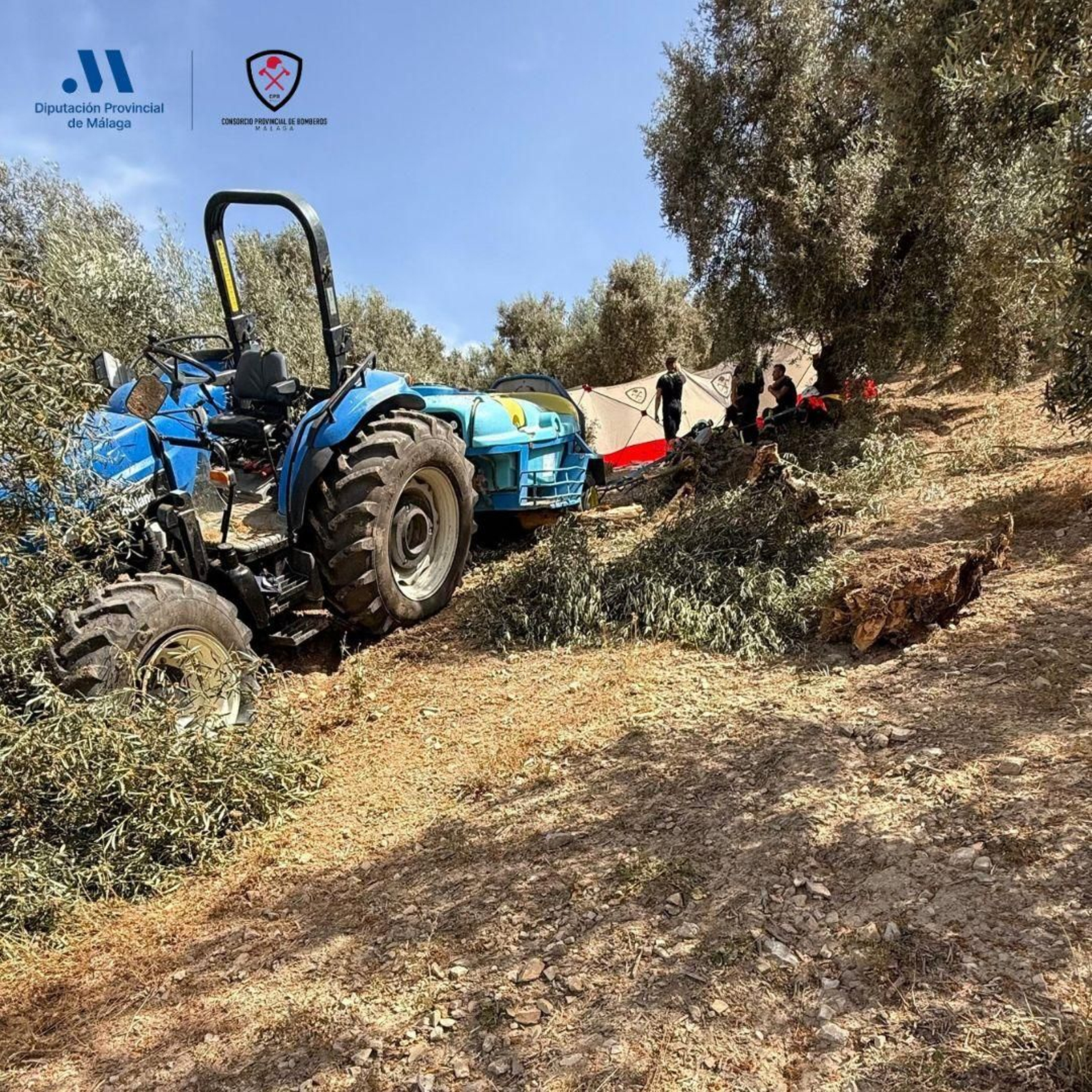 El tractor, en la finca de Villanueva de Algaidas en la que ha tenido lugar el accidente mortal.