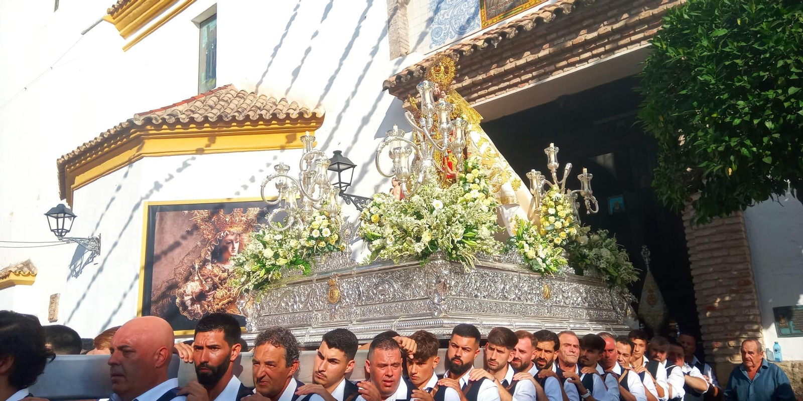 La salida del trono de la Virgen del Carmen.
