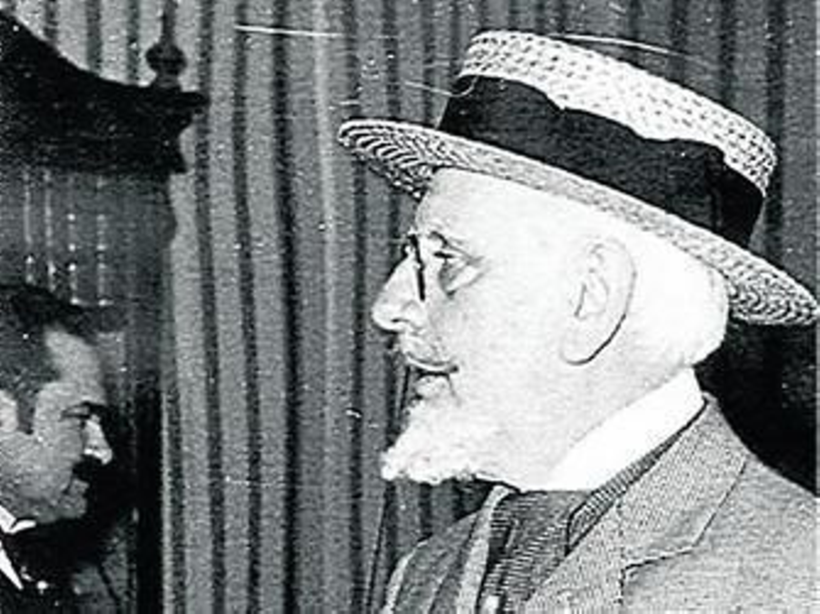 1960 Pemán y su grupo de actores aficionados representan en el Falla 'El viejo y las niñas'
