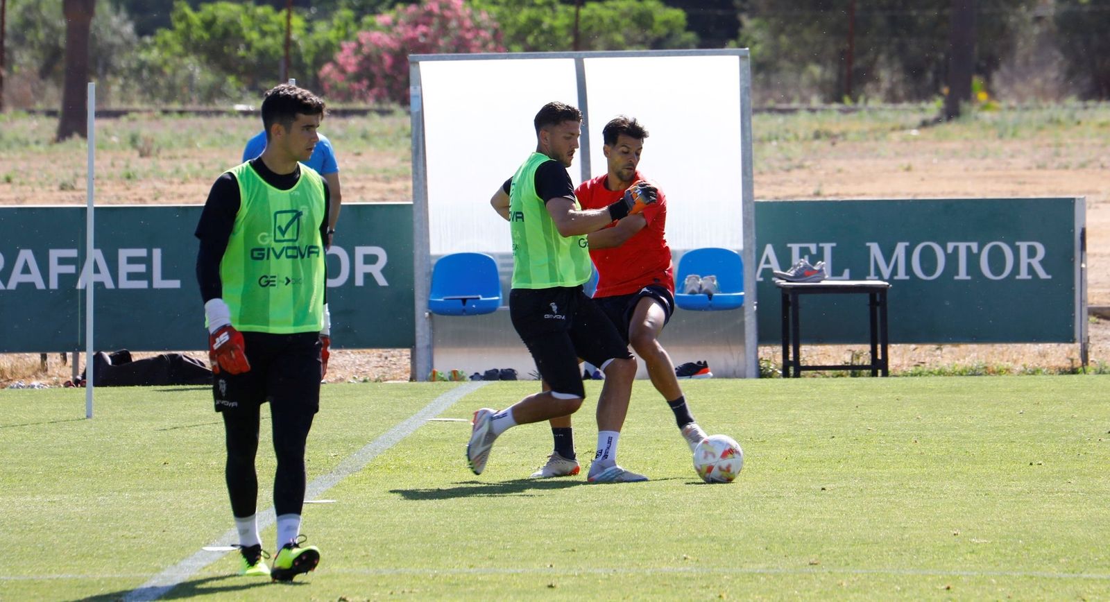 José Ruiz pugna con Carlos Marín, en presencia de Pablo Picón.