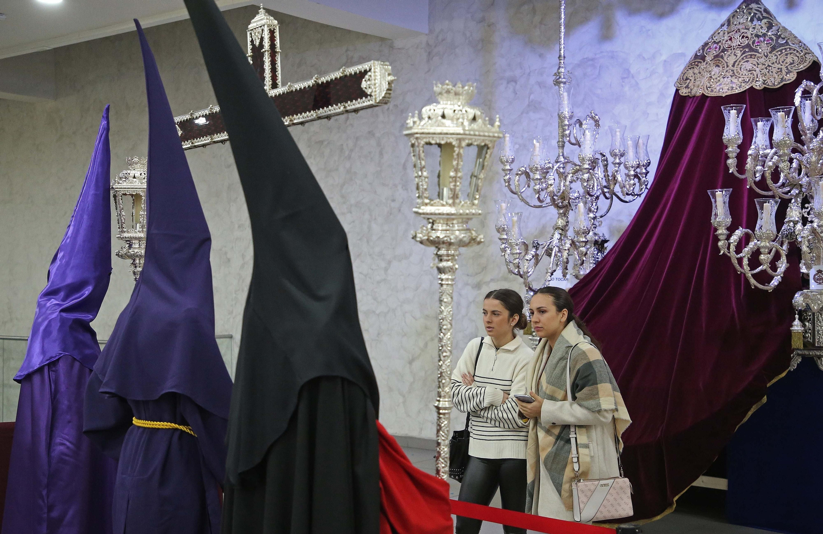 Fotos de la exposición de enseres cofrades en La Línea