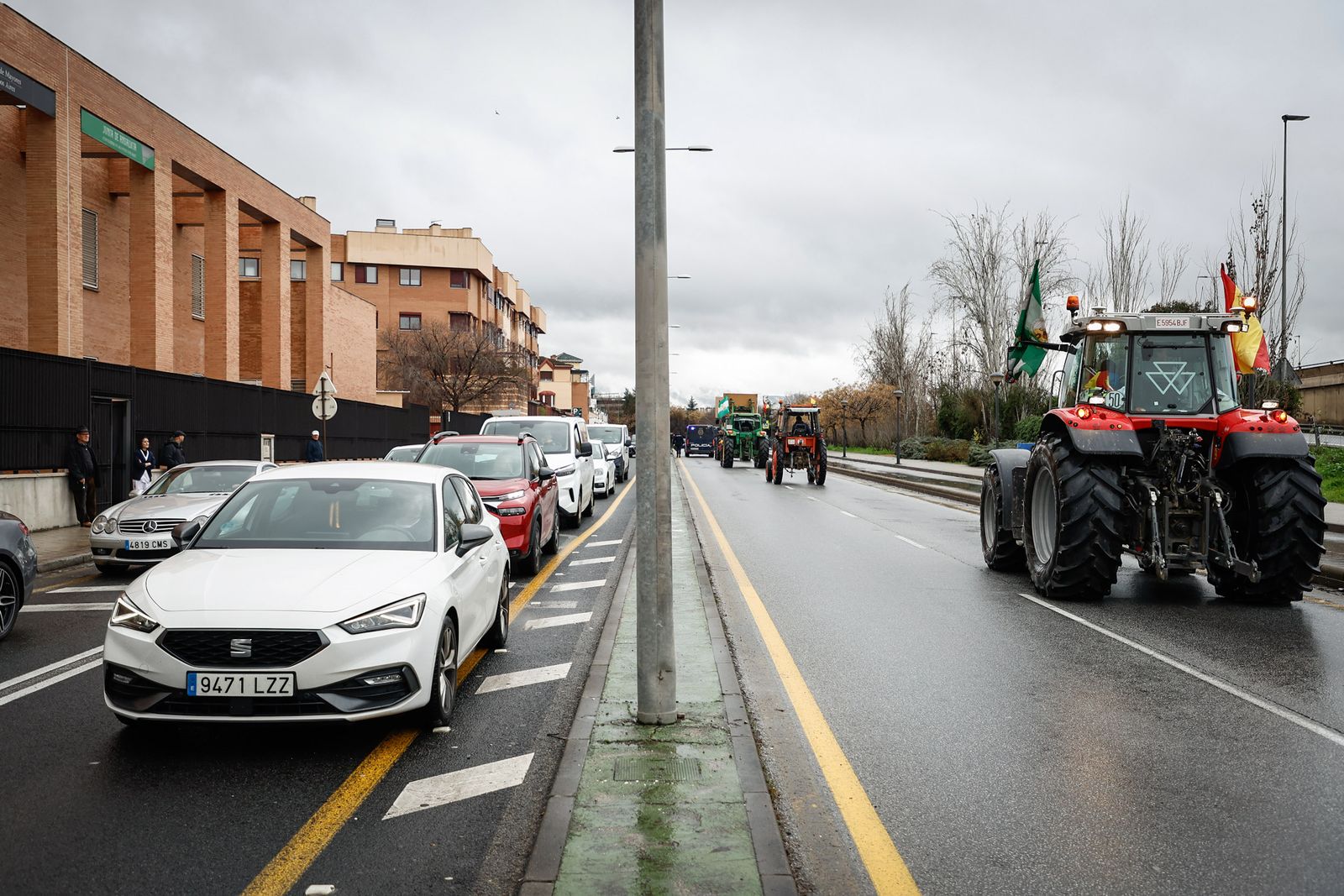 Las mejores imágenes de la tractorada que ha paralizado Granada bajo la lluvia